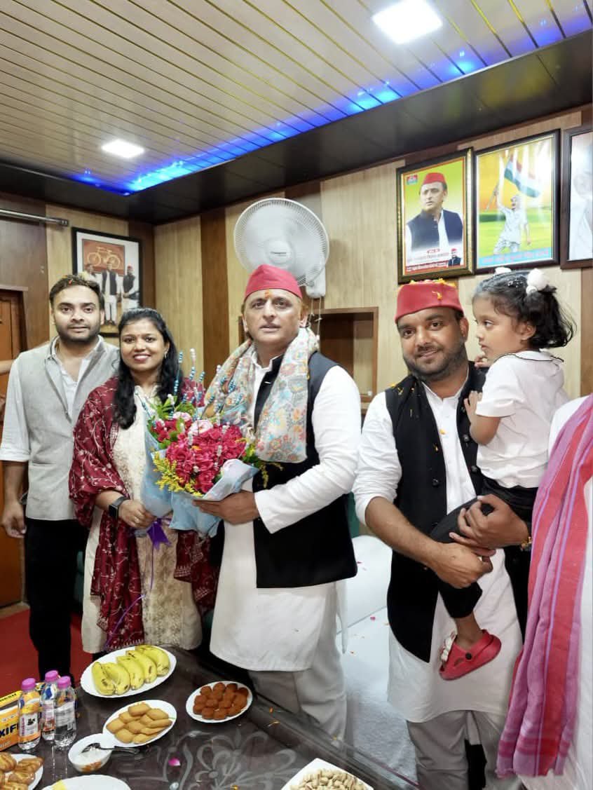 RahulShivGanes3's tweet photo. ये सिर्फ एक मुलाकात नहीं, स्नेह, सम्मान और अपनत्व का यादगार पल है। ❤️

आदरणीय राष्ट्रीय अध्यक्ष श्री अखिलेश यादव जी का हमारे आवास पर आगमन पूरे परिवार के लिए अत्यंत गौरव और सौभाग्य का क्षण रहा। विपरीत परिस्थितियों में उनका घर आकर मिलना और परिवार के साथ आत्मीय समय बिताना हमारे लिए सदैव अविस्मरणीय रहेगा।

इस अवसर पर हरचंदपुर की देवतुल्य जनता एवं समस्त रायबरेली जनपदवासियों का हृदय से आभार, जिन्होंने आदरणीय राष्ट्रीय अध्यक्ष जी का इतने भव्य और आत्मीय तरीके से स्वागत एवं अभिनंदन किया।

आप सभी का स्नेह, सम्मान और अपनापन ही हमारी सबसे बड़ी पूंजी है।

आदरणीय अखिलेश यादव जी के स्नेह एवं आशीर्वाद और आप सभी के अपार प्रेम ��े लिए हृदय की गहराइयों से धन्यवाद। ❤️🙏🏻

राहुल लोधी विधायक, 179 विधानसभा हरचंदपुर, रायबरेली