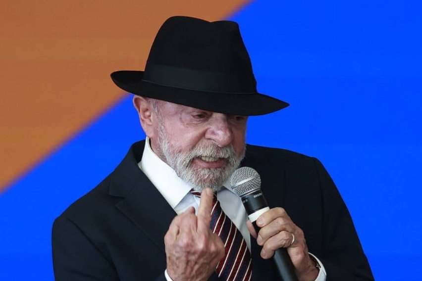 paulodetarsog's tweet photo. Oi, servidores públicos que trabalham:
Oi, aposentados que já trabalharam muito;
Oi, portadores de deficiência que não podem trabalhar.

O Lula cancela recursos que iriam para vocês, para aumentar o benefício de quem não trabalha.

Aqui pra vocês, ó... https://t.co/U4uWDQvpht