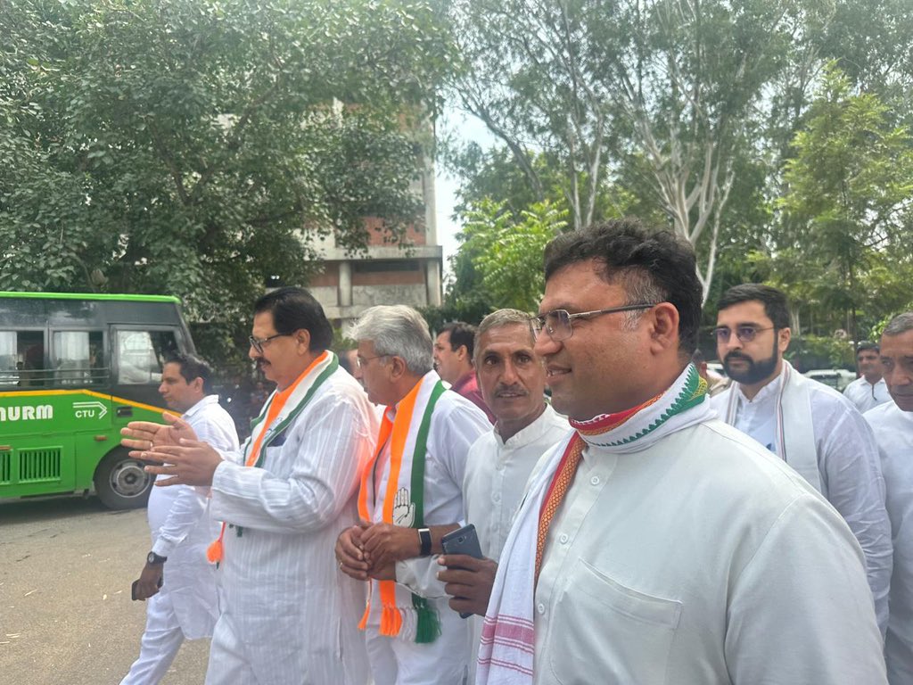 Tanwar_Indian's tweet photo. वोट चोरी के खिलाफ चंडीगढ़ में सेक्टर 17 आरबीआई आफिस से हरियाणा राज्य चुनाव आयोग कार्यालय तक @INCHaryana  द्वारा आयोजित पैदल मार्च में प्रदेश प्रभारी श्री @SanjaySDutt जी, नेता प्रतिपक्ष श्री @BhupinderShooda जी,  प्रदेशाध्यक्ष श्री Rao Narender Singh जी व पार्टी के सांसदगणों, विधायकगणों, वरिष्ठ नेताओं व कार्यकर्ता साथियों के साथ शामिल हुए।
देश में 13 करोड़ से अधिक वोट मतदाता सूची से डिलीट किए गए हैं।
हम सभी @INCIndia के कार्यकर्ता @RahulGandhi जी मल्लिकार्जुन खड़गे जी के नेतृत्व में इस वोट चोरी के माध्यम से @BJP4India को लोकतंत्र की हत्या नहीं करने देंगे।

#VoteChory #GyaneshKumar #protest