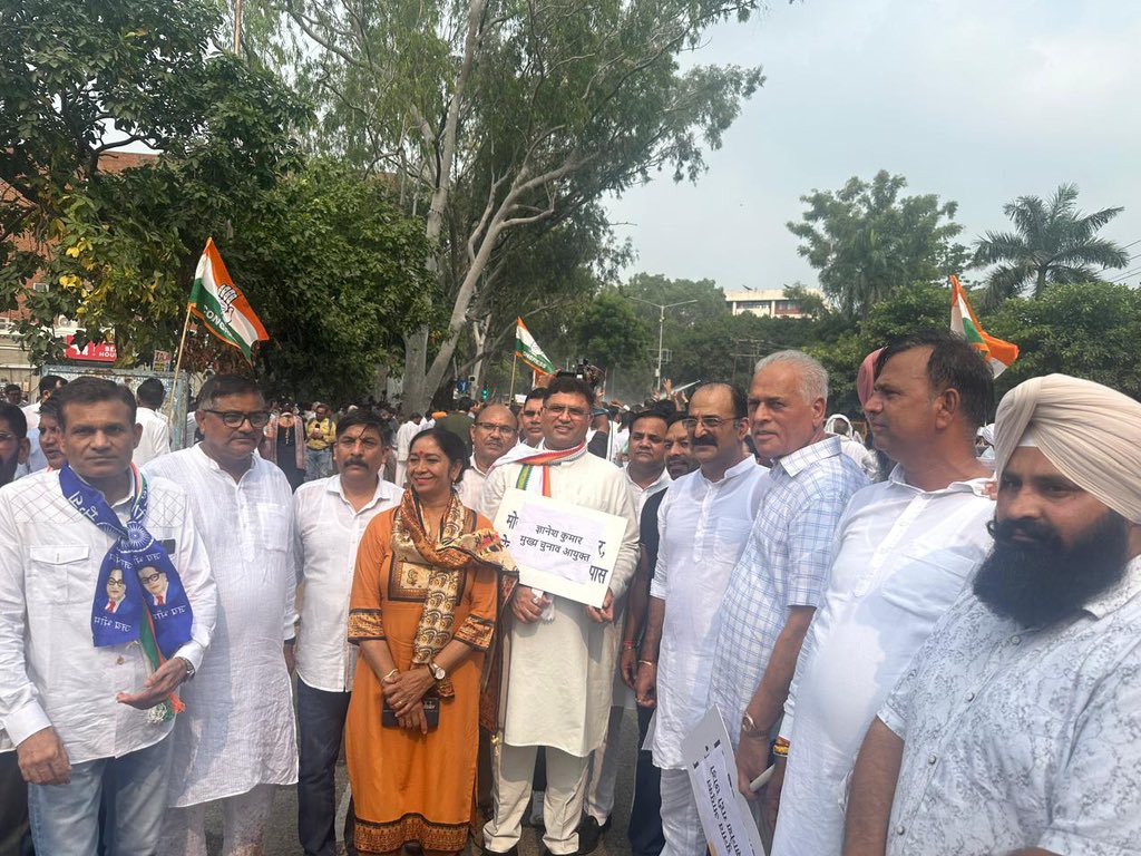 Tanwar_Indian's tweet photo. वोट चोरी के खिलाफ चंडीगढ़ में सेक्टर 17 आरबीआई आफिस से हरियाणा राज्य चुनाव आयोग कार्यालय तक @INCHaryana  द्वारा आयोजित पैदल मार्च में प्रदेश प्रभारी श्री @SanjaySDutt जी, नेता प्रतिपक्ष श्री @BhupinderShooda जी,  प्रदेशाध्यक्ष श्री Rao Narender Singh जी व पार्टी के सांसदगणों, विधायकगणों, वरिष्ठ नेताओं व कार्यकर्ता साथियों के साथ शामिल हुए।
देश में 13 करोड़ से अधिक वोट मतदाता सूची से डिलीट किए गए हैं।
हम सभी @INCIndia के कार्यकर्ता @RahulGandhi जी मल्लिकार्जुन खड़गे जी के नेतृत्व में इस वोट चोरी के माध्यम से @BJP4India को लोकतंत्र की हत्या नहीं करने देंगे।

#VoteChory #GyaneshKumar #protest