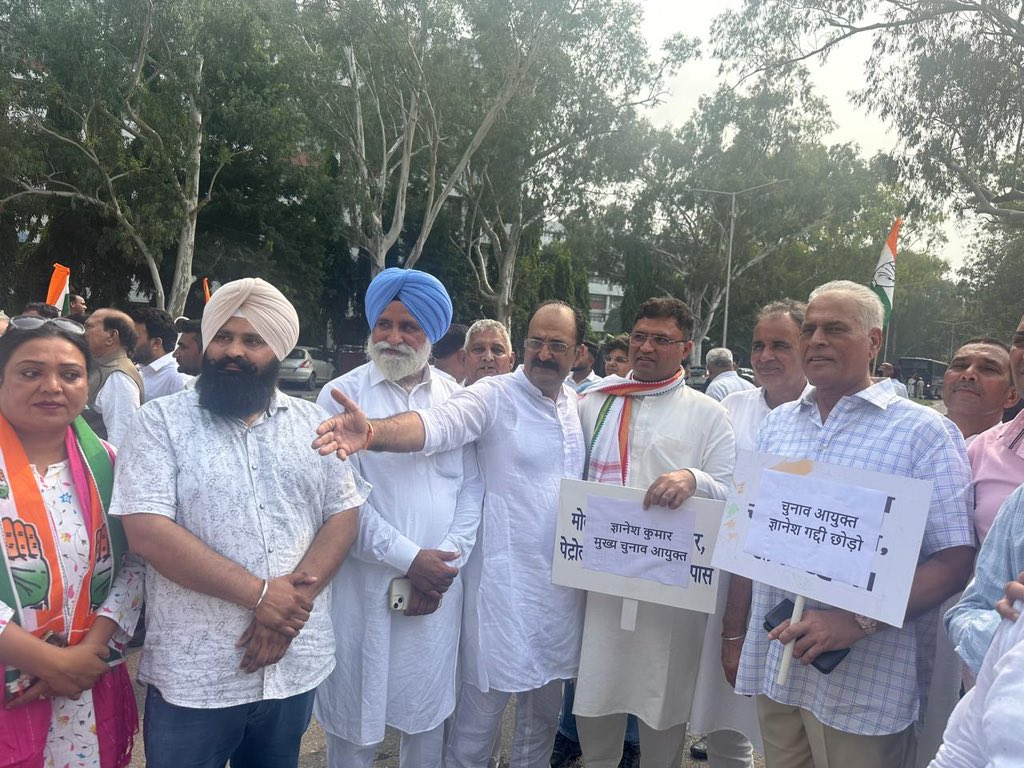 Tanwar_Indian's tweet photo. वोट चोरी के खिलाफ चंडीगढ़ में सेक्टर 17 आरबीआई आफिस से हरियाणा राज्य चुनाव आयोग कार्यालय तक @INCHaryana  द्वारा आयोजित पैदल मार्च में प्रदेश प्रभारी श्री @SanjaySDutt जी, नेता प्रतिपक्ष श्री @BhupinderShooda जी,  प्रदेशाध्यक्ष श्री Rao Narender Singh जी व पार्टी के सांसदगणों, विधायकगणों, वरिष्ठ नेताओं व कार्यकर्ता साथियों के साथ शामिल हुए।
देश में 13 करोड़ से अधिक वोट मतदाता सूची से डिलीट किए गए हैं।
हम सभी @INCIndia के कार्यकर्ता @RahulGandhi जी मल्लिकार्जुन खड़गे जी के नेतृत्व में इस वोट चोरी के माध्यम से @BJP4India को लोकतंत्र की हत्या नहीं करने देंगे।

#VoteChory #GyaneshKumar #protest
