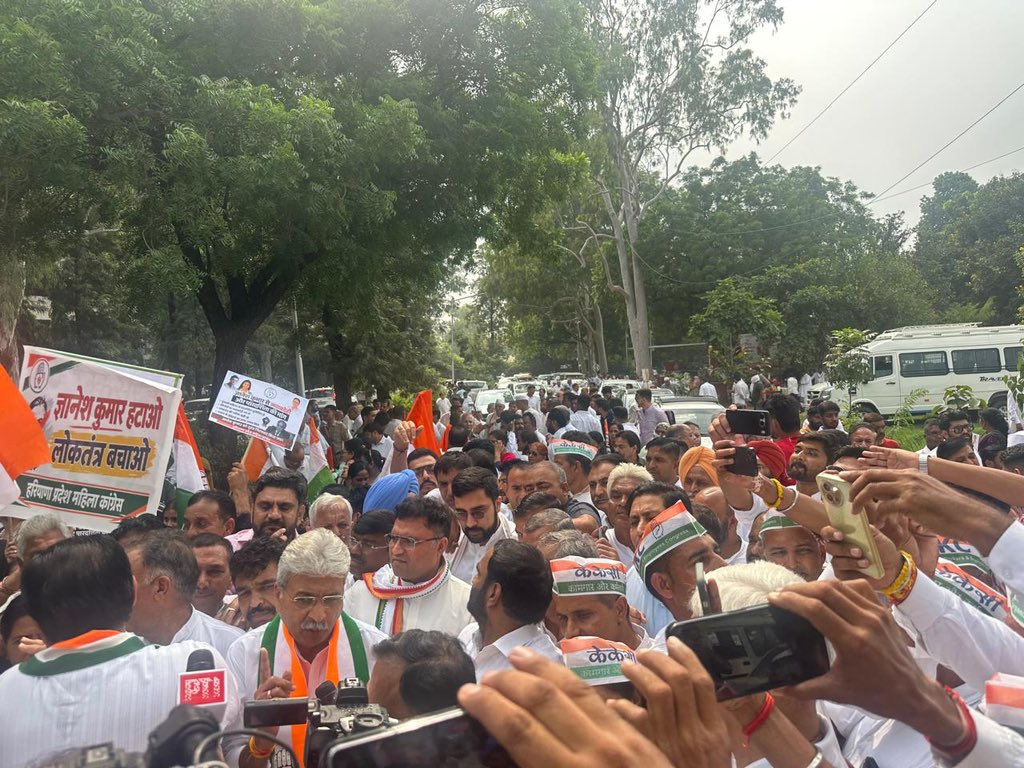 Tanwar_Indian's tweet photo. वोट चोरी के खिलाफ चंडीगढ़ में सेक्टर 17 आरबीआई आफिस से हरियाणा राज्य चुनाव आयोग कार्यालय तक @INCHaryana  द्वारा आयोजित पैदल मार्च में प्रदेश प्रभारी श्री @SanjaySDutt जी, नेता प्रतिपक्ष श्री @BhupinderShooda जी,  प्रदेशाध्यक्ष श्री Rao Narender Singh जी व पार्टी के सांसदगणों, विधायकगणों, वरिष्ठ नेताओं व कार्यकर्ता साथियों के साथ शामिल हुए।
देश में 13 करोड़ से अधिक वोट मतदाता सूची से डिलीट किए गए हैं।
हम सभी @INCIndia के कार्यकर्ता @RahulGandhi जी मल्लिकार्जुन खड़गे जी के नेतृत्व में इस वोट चोरी के माध्यम से @BJP4India को लोकतंत्र की हत्या नहीं करने देंगे।

#VoteChory #GyaneshKumar #protest
