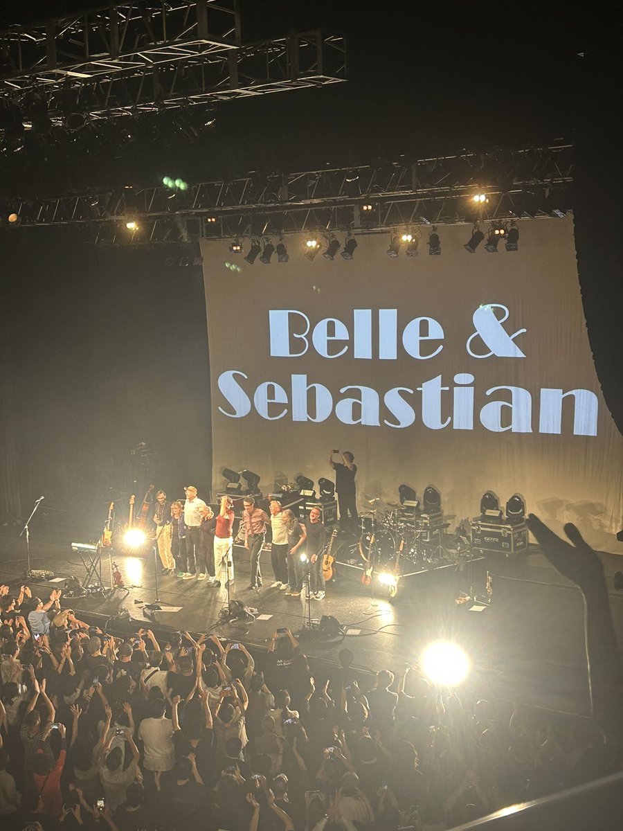 kurt_kamelover's tweet photo. Belle and Sebastianとっても幸せなライブだった〜
#BellandSebastian https://t.co/gZBt6H0BOC