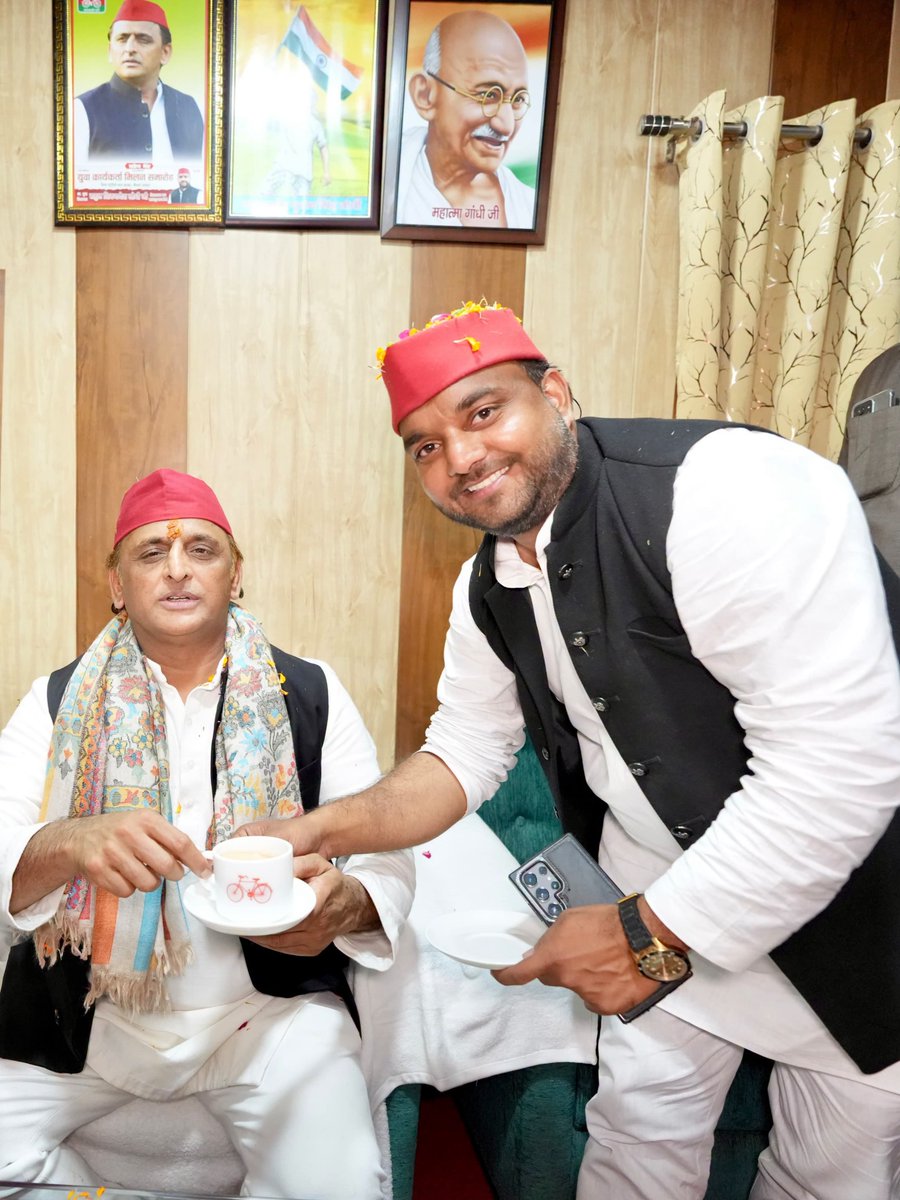 RahulShivGanes3's tweet photo. ये सिर्फ एक मुलाकात नहीं, स्नेह, सम्मान और अपनत्व का यादगार पल है। ❤️

आदरणीय राष्ट्रीय अध्यक्ष श्री अखिलेश यादव जी का हमारे आवास पर आगमन पूरे परिवार के लिए अत्यंत गौरव और सौभाग्य का क्षण रहा। विपरीत परिस्थितियों में उनका घर आकर मिलना और परिवार के साथ आत्मीय समय बिताना हमारे लिए सदैव अविस्मरणीय रहेगा।

इस अवसर पर हरचंदपुर की देवतुल्य जनता एवं समस्त रायबरेली जनपदवासियों का हृदय से आभार, जिन्होंने आदरणीय राष्ट्रीय अध्यक्ष जी का इतने भव्य और आत्मीय तरीके से स्वागत एवं अभिनंदन किया।

आप सभी का स्नेह, सम्मान और अपनापन ही हमारी सबसे बड़ी पूंजी है।

आदरणीय अखिलेश यादव जी के स्नेह एवं आशीर्वाद और आप सभी के अपार प्रेम ��े लिए हृदय की गहराइयों से धन्यवाद। ❤️🙏🏻

राहुल लोधी विधायक, 179 विधानसभा हरचंदपुर, रायबरेली