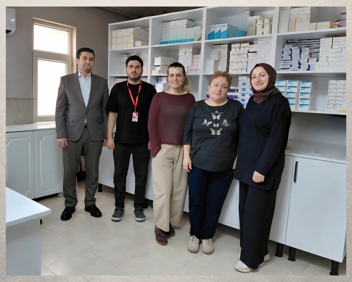surmenedh's tweet photo. Dünya Eczacılar Günü kapsamında, Başhekimimiz Uzm. Dr. Esra KARAKAYA ve İdari ve Mali İşler Müdürümüz Fatih KURT, Eczane Birimimizi ziyaret ettiler. https://t.co/c6Dbaydvqo