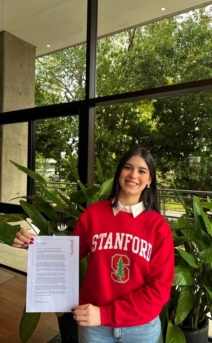delpynews's tweet photo. ▶️UNA PARAGUAYA FUE ADMITIDA EN LA PRESTIGIOSA UNIVERSIDAD STANDFORD | ​​​​​​​​​🤩🇵🇾

Alessia Digalo (18), de Asunción, ganó una beca completa en Stanford University, en Estados Unidos, donde estudiará la carrera de Ciencias de la Computación.❤️💻

La joven recibió varios reconocimientos como el primer puesto del Premio Nacional de la Juventud 2025 en la categoría Ciencia, Tecnología, Innovación y Mérito Académico, el primer lugar en la feria de ciencias más grande de Latinoamérica MOSTRATEC 2023 en Ingeniería Ambiental y Sanitaria, y el primer puesto en la categoría Tecnología del Premio Nacional Juvenil de Ciencias Pierre et Marie Curie 2024. ✅

Alessia desarrolló un biocompuesto elaborado a partir de yerba mate reutilizada y aserrín desechado para fabricar juguetes 100 % compostables, escribió e ilustró un libro de 180 páginas que enseña programación desde cero en el lenguaje Python, diseñó un brazalete Inteligente Anti-Bullying y fundó iniciativas de divulgación de ciencia, ingeniería y matemática para niños y niñas de comunidades vulnerables.⭐🔬