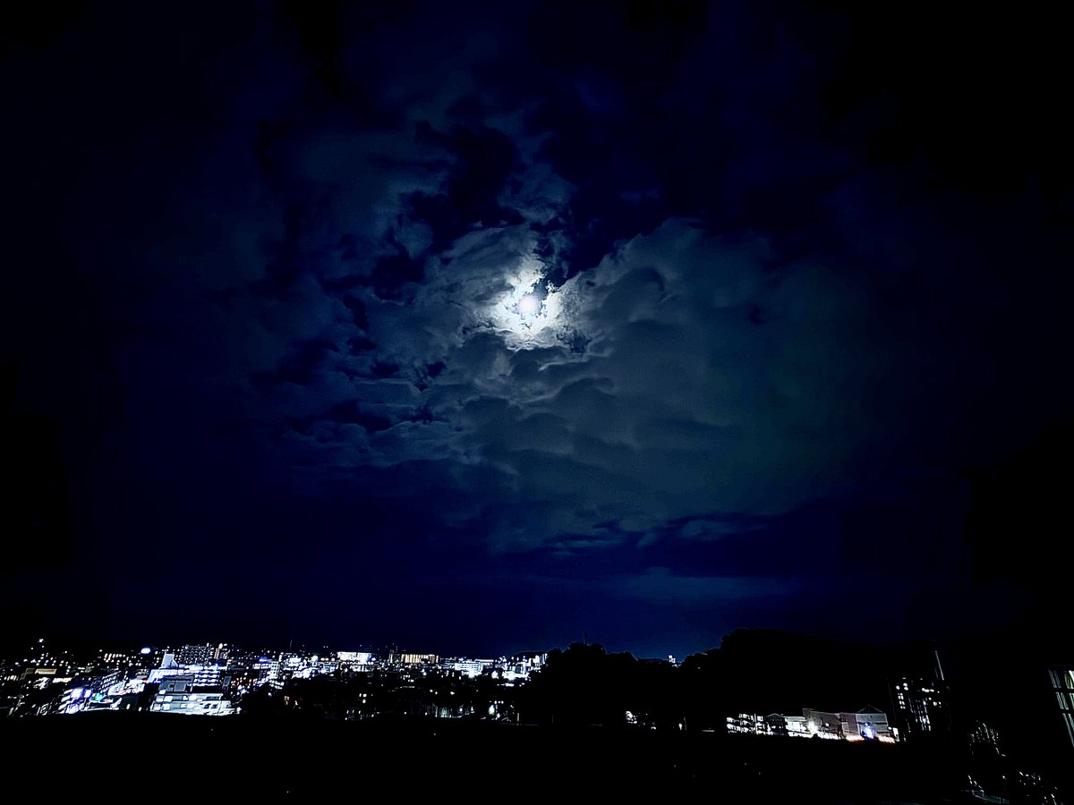 hobbiesstation's tweet photo. 🌔中秋の名月🎑

今日の神奈川県は曇り☁️で明日は雨☔️予報だたけど、観れました😆

2日後(9/27)に満月はコーンムーン🌕
2030年にはまた満月と中秋の名月が同日に🌝 https://t.co/LT4fvne4y5