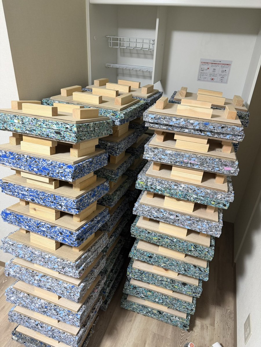 hesogourmet's tweet photo. この大量の木製の物はなんでしょう？

ここからオープン迄ラストスパート

へそ大坂城錦糸町店
10月8日オープン！

オープンまであと13日 https://t.co/pIcUXmR8m6