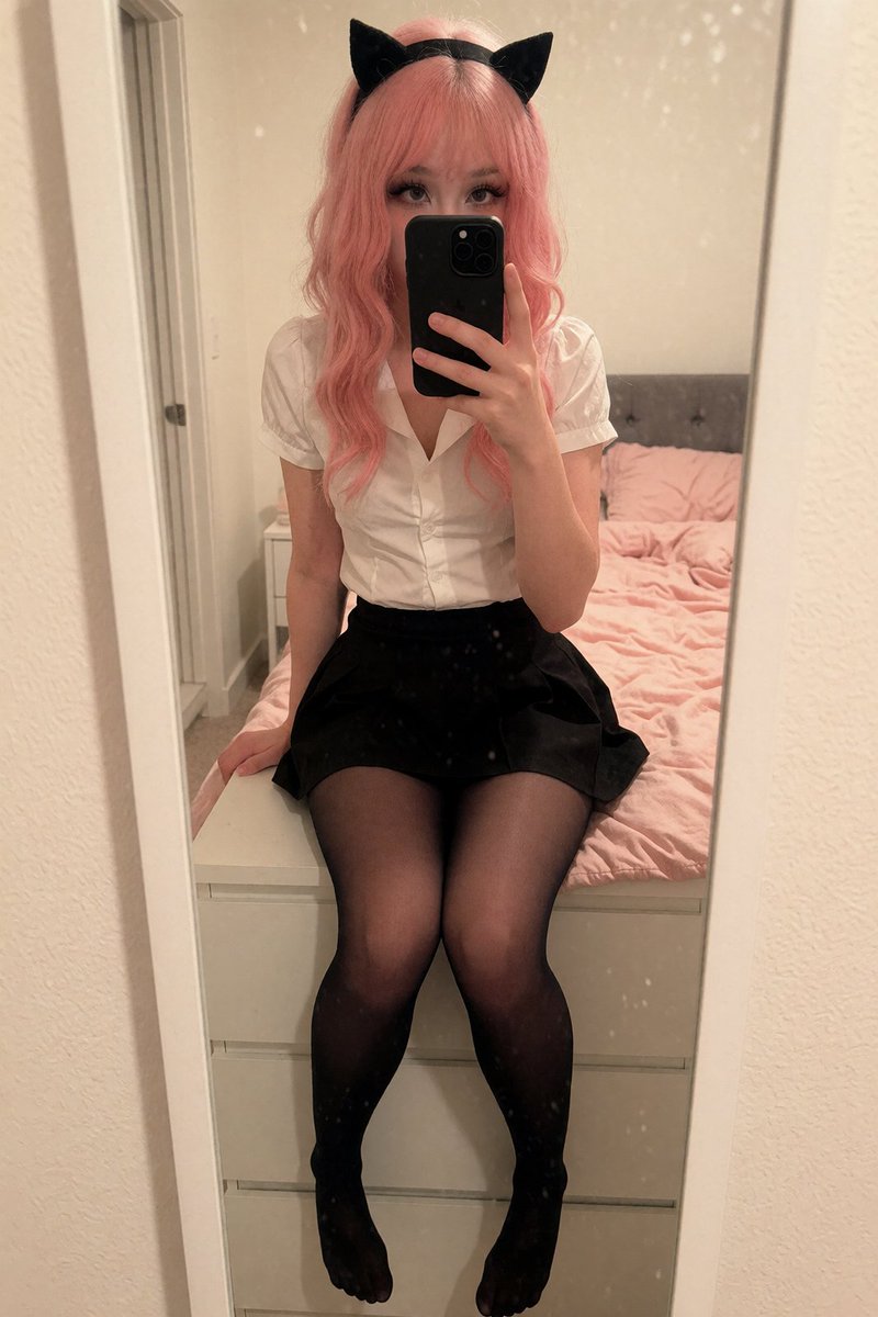uronlynola's tweet photo. my cat ears arent staying on https://t.co/uRvrVmG25M