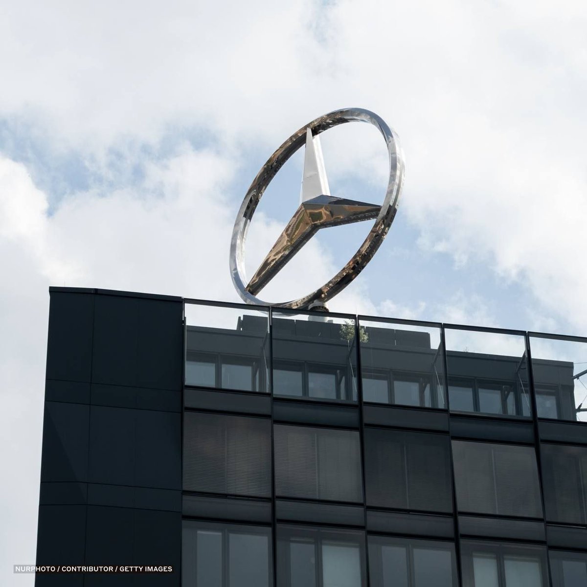 mog_russEN's tweet photo. GERMANY Staggers Under the Fallout of the Russia Boycott 

 Mercedes-Benz Threatens to Shut Two Plants in Germany as Workers Refuse Overtime.

The automaker plans to cut spending in GERMANY by €800 million, with two factories at risk of closure.

Mercedes-Benz says maintaining production is only possible through cost reductions and increased overtime.

At the same time, the company does not plan to pay workers extra for additional hours and is also seeking to reduce holiday and Christmas bonuses.