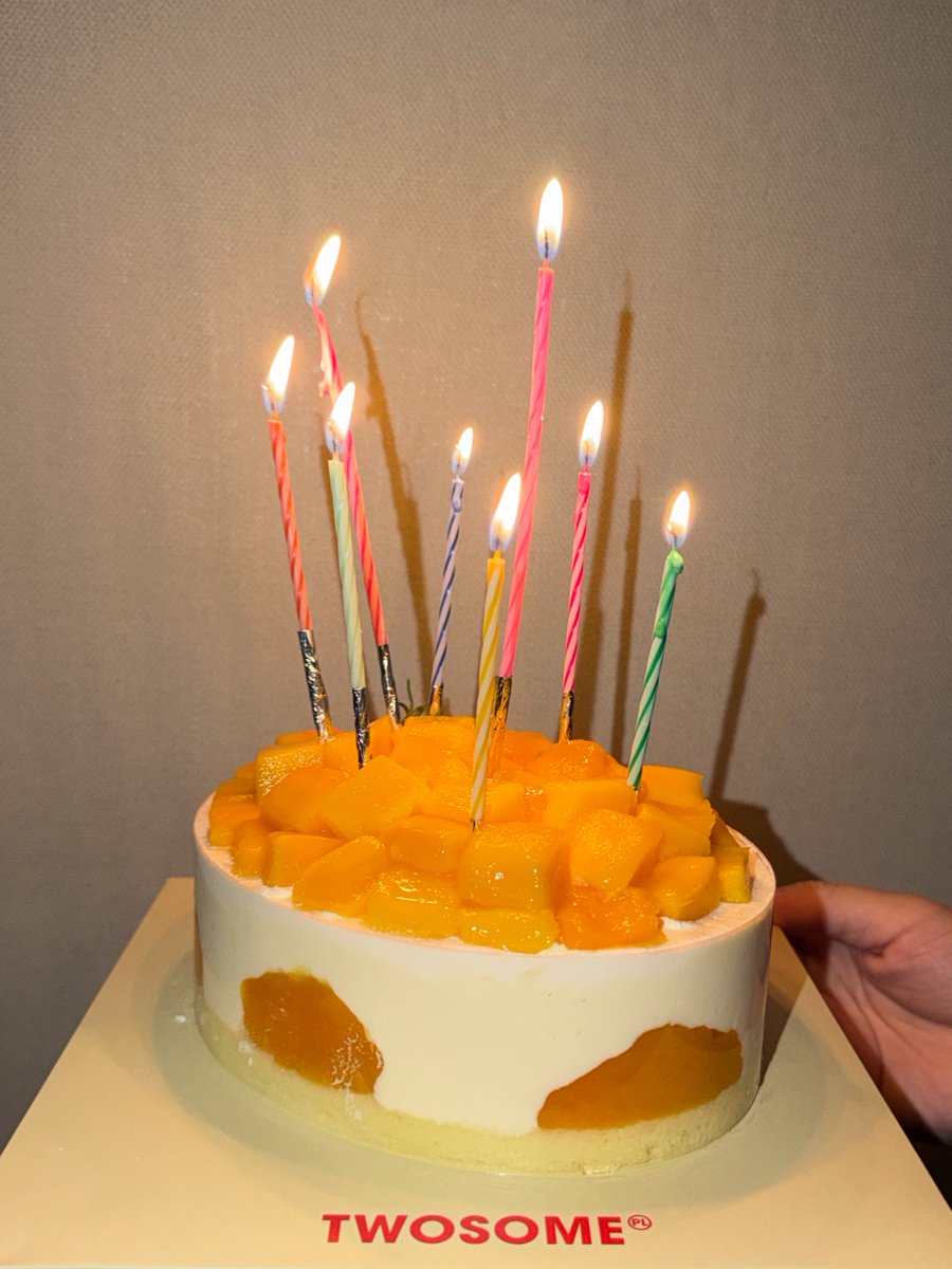 sd9hw's tweet photo. 콰삭치즈 먹고 마라엽떡 먹고 복소사 먹고 망고생에 기호 생일 축하까지 함 https://t.co/mJkIjyCIVH