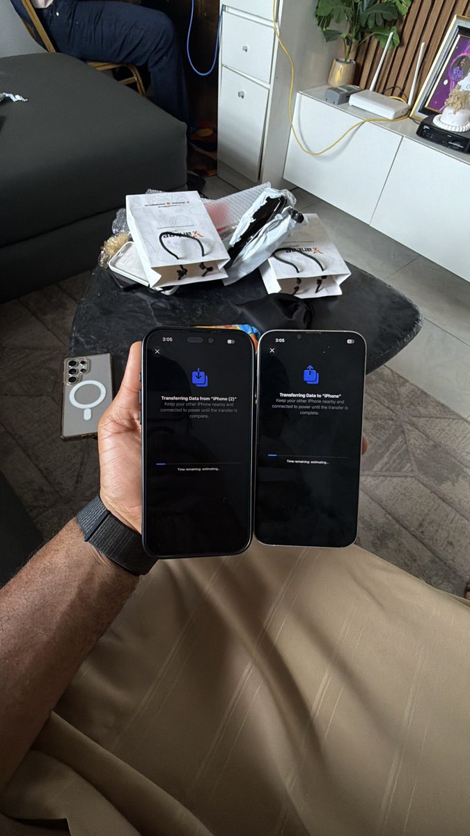yankeeplug_'s tweet photo. Delivered two Units of 17Pro max for this Couples.

They are the cutest, the Wife bought their last two phones, and the husband bought this one.

They always use same phones and even same colors, tho this time, she went for silver and he went for blue.

I too love them 🥹❤️ https://t.co/hf8yFhmh0S