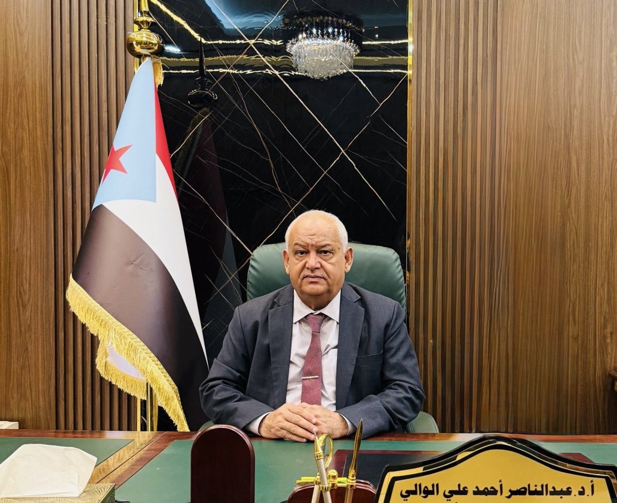 WfXTnB6dNWX1M8t's tweet photo. السلام عليكم ورحمة الله وبركاته،

صباح الخير جنوبنا العربي الحبيب، وصباح الخير يا عدن.

26 سبتمبر: إلى متى ستبقى عدن رهينة؟

• يحتفل أشقاؤنا في الجمهورية العربية اليمنية بأعياد ثورة سبتمبر المجيدة، وهذا حقهم، ونحن نرفع لهم أسمى آيات التهاني والتبريكات.

• ليست لدينا مشكلة مع شعبنا الشقيق في الجمهورية العربية اليمنية، وقد دخلنا معهم، بالتراضي، في اتفاق وحدة عام 1990م.

• في عام 1994م، وبعد خلافات شديدة بين قيادتي الدولتين اللتين اتحدتا، وهما جمهورية اليمن الديمقراطية الشعبية (الجنوب العربي سابقًا) والجمهورية العربية اليمنية، حُسم الخلاف بالقوة العسكرية، وأُقصي الشريك الجنوبي، وتحول الجنوب من شريك في الوحدة إلى «جزء من أصل»، وعدن من شريك وعاصمة لدولة إلى «فرع». ورافق ذلك خطاب سياسي وإعلامي وديني طعن حتى في هوية سكان عدن وحقهم في وطنهم وهويتهم، واجتاح الجنوب واستباحه.

(تصريحات الشيخ عبدالله بن حسين الأحمر حول «الفرع والأصل»، وفتوى الشيخ عبدالوهاب الديلمي، وخطاب التعبئة الدينية الذي شارك فيه الشيخ عبدالمجيد الزنداني أثناء حرب 1994م).

• وقد قوبل مسار حسم الخلاف السياسي بالقوة، إقليميًا ودوليًا، بالدعوة إلى وقف الحرب والعودة إلى الحوار والتفاوض، وفي مقدمة ذلك موقف المملكة العربية السعودية، وقرارا مجلس الأمن رقما 924 و931 لسنة 1994م، والبيان الصادر عن الدورة الحادية والخمسين للمجلس الوزاري لدول مجلس التعاون الخليجي بمدينة أبها في 4 و5 يونيو 1994م، والبيان الصادر عن المجلس الوزاري لدول إعلان دمشق بالكويت في 5 و6 يونيو 1994م.

• بعد الحرب، سُرّح كثير من العسكريين والمدنيين والدبلوماسيين الجنوبيين، وتعرضت مؤسسات اقتصادية وعسكرية وممتلكات عامة وخاصة للنهب والاستيلاء، وعومل الجنوب، في نظر كثير من أبنائه، كأرض مغلوبة بالحرب. وهو واقع عبّر عنه الفريق علي محسن الأحمر لاحقًا بقوله إن نظام صنعاء مارس «الاستبداد في الشمال وسياسة الاستعمار في الجنوب».

• ولم تكن النظرة إلى الجنوب باعتباره موردًا لا يمكن للشمال الاستغناء عنه غائبة عن بعض الخطاب السياسي أيضًا. فقد قال الأستاذ عبده الجندي، نائب وزير الإعلام والناطق الرسمي باسم المؤتمر الشعبي العام سابقًا، في تصريح لاحق: «إذا انفصل الجنوب سنتقاتل على الجبال في الشمال». وهو تصريح، وإن جاء متأخرًا، يعكس جانبًا من الطريقة التي نظر بها بعض السياسيين في الشمال إلى الأبعاد الاقتصادية لمسألة بقاء الجنوب في الوحدة.

• منذ عام 1994م، لم يعرف الشعبان الاستقرار المنشود. تعاقبت الأزمات والاضطرابات والحروب، في الجنوب أولًا ثم في الشمال، حتى سقطت صنعاء بيد الحوثيين، ثم اجتاح الحوثيون الجنوب عام 2015م. وقاتل الجنوبيون دفاعًا عن أرضهم، بدعم ومساندة من الأشقاء في دول التحالف العربي بقيادة المملكة العربية السعودية، في إطار الحرب التي هدفت إلى مواجهة الحوثيين وإعادة الحكومة المعترف بها دوليًا إلى صنعاء.

• ومنذ ذلك الحين، لم يعد الجنوب خاضعًا فعليًا لحكم صنعاء، واستقرت جبهات رئيسية لسنوات بالقرب من خطوط التماس المحيطة بحدود ما قبل الوحدة بين الدولتين. ولم يكن ذلك نتيجة ميزان القوة العسكرية وحده، بل لأن القوات التي قاتلت الحوثيين في الجنوب كانت تتحرك في بيئة لها فيها حاضنة شعبية واسعة رافضة للاجتياح.

• وها نحن، بعد أكثر من أحد عشر عامًا، ما زلنا في الحرب: جبهات وقتال ودماء ونزوح، وأزمات اقتصادية وخدماتية خانقة، وإرهاب عانى منه الجنوب، وفقر وجوع ومرض أنهكت جميعها الشعبين.

كل ذلك يفرض علينا سؤالًا لا يجوز الهروب منه:

هل من المعقول أن نظل ندور في الدائرة نفسها إلى ما لا نهاية؟

وهل يُعقل أن يبقى مستقبل الجنوب معلقًا حتى تتحرر صنعاء، مهما طال الزمن ومهما كانت الكلفة؟

• أن يبقى الجنوب رهينة حتى تتحرر صنعاء أمر غير مقبول. أما أن يساهم الجنوب بإيجابية، مع الإقليم والمجتمع الدولي، في مواجهة الخطر الحوثي والوصول إلى سلام عادل ومستدام، فهو أمر مقبول، بل والتزام أخلاقي وسياسي. وأن تُراعى مصالح وأمن واستقرار الشعبين والإقليم والعالم بعقول منفتحة وروح مسؤولة، فهو أمر نعتقد أن القوى الجنوبية تستطيع أن تلتقي حوله.

• واليوم، ونحن أمام معركة مصيرية، لن نقف على الحياد في مواجهة المشروع الحوثي. نحن مع قواتنا المسلحة الجنوبية بمختلف تشكيلاتها في الدفاع عن الجنوب، ومع كل دعم يقدمه الأشقاء في دول التحالف لمواجهة هذا المشروع وحماية أمن المنطقة.

• لكن الانتصار العسكري، مهما كان مهمًا وضروريًا، يجب ألا يعيدنا مرة أخرى إلى الدائرة نفسها التي ندور فيها منذ عقود.

فبعد أن تضع الحرب أوزارها بالنصر المؤزَّر، بإذن الله، ينبغي أن يبدأ طريق السلام الحقيقي؛ سلام يعالج جذور الصراع، ويحفظ حق الشعبين في الأمن والاستقرار ،