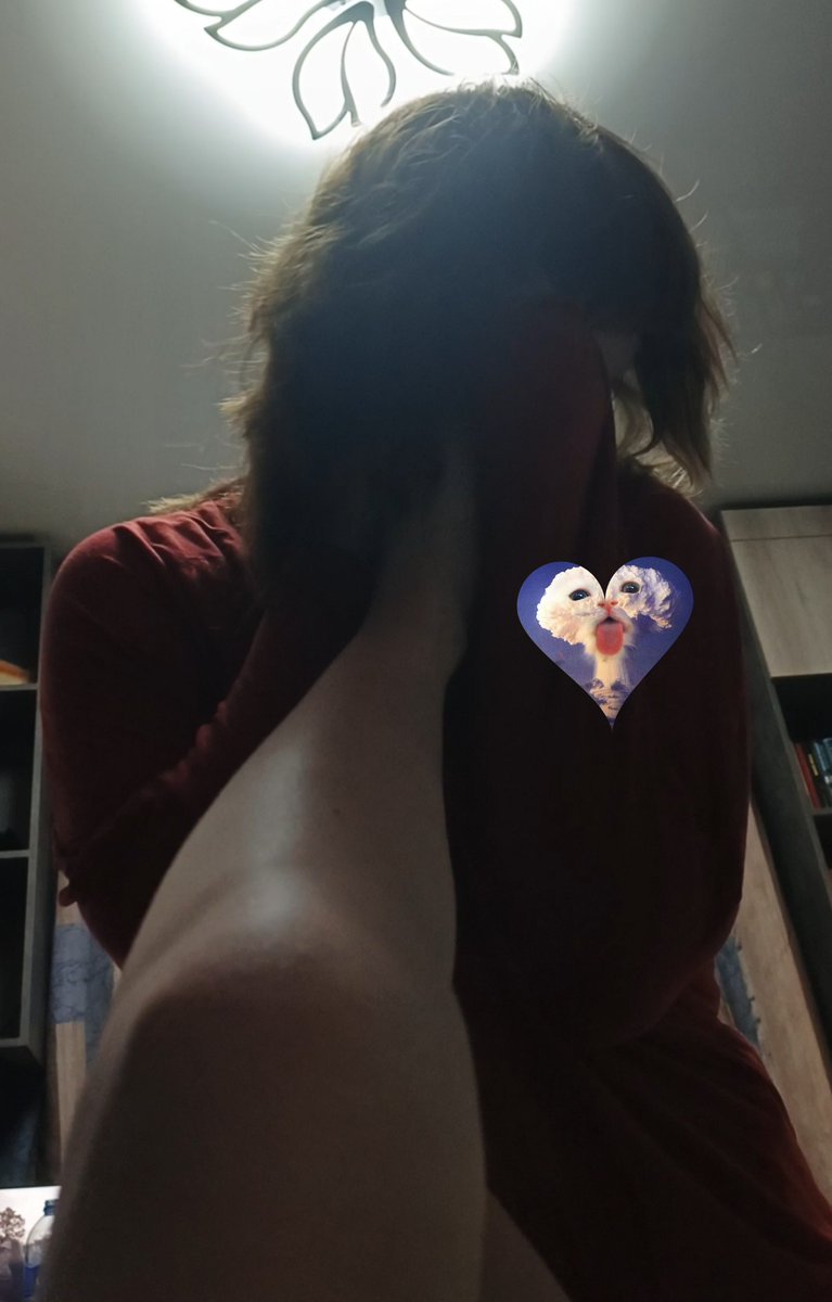 DeathKli's tweet photo. Моя подруга и мои пятки. (не футфетишистка по её словам.) https://t.co/ZFWxYkhH8b