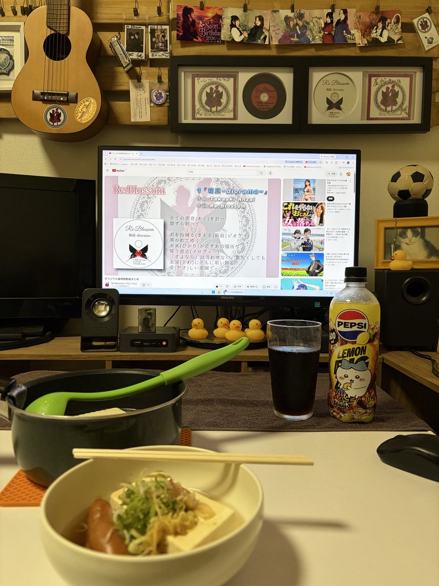 koolcatkuri24's tweet photo. むき栗🌰飽きたので…
湯豆腐+禁断のシャウエッセン
いつも豆腐だけなのでたまには
いいよね… ペプシはちゃんと0
ハチワレラベルw 故・愛猫もハチワレなのだー　永遠に可愛い https://t.co/b4XkLm9aLN