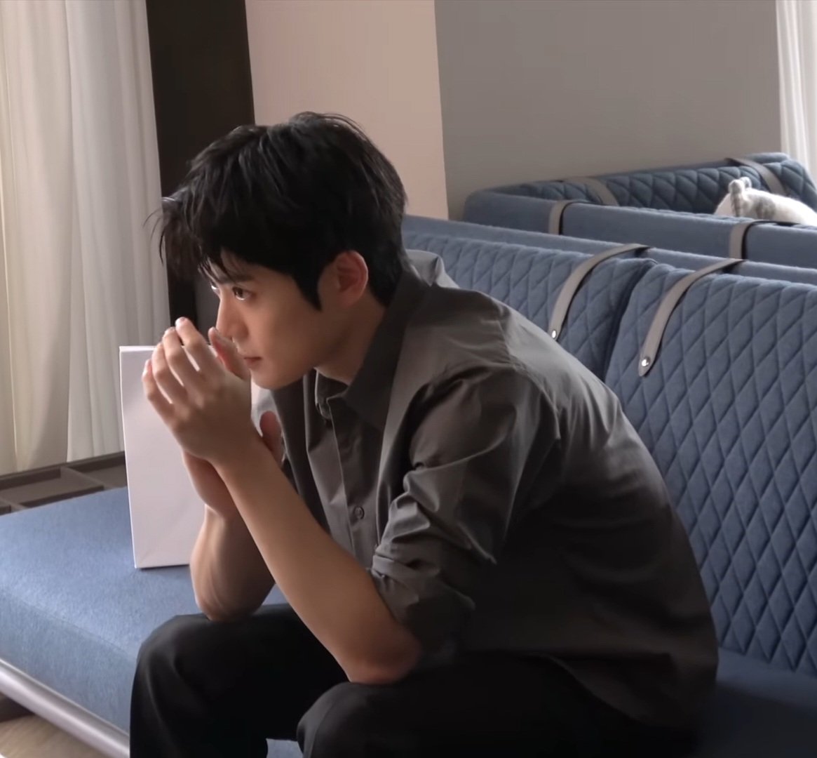 aghjjhyun's tweet photo. 2️⃣👷🏻‍♂️Parents Teaching Day🚧

Sedang menunggu giliran untuk mengajar.
--
🍑:Sayang, perut ku agak sakit deh
🌹:ASTAGAH😇
🍑:Anterin ke toilet yuk.
🌹:Bisa ngisingnya nanti aja Gak?!

Read more ayah mengisi kelas 👇🏻
🔗 https://t.co/TapA7bRah1

(Panjang banget, baca kalau senggang😅) https://t.co/2xQdHGeBMy