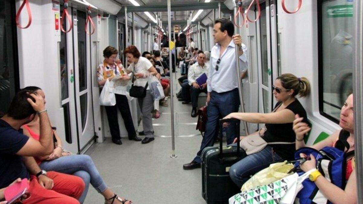 davidlois_uned's tweet photo. "Quien viaja en transporte público es más consciente de la diversidad de la sociedad que lo rodea y puede experimentar mejor el sentimiento de comunidad con los diferentes. Es una perfecta coctelera de personas de toda clase y condición" https://t.co/xNMBtbDY9G https://t.co/srdxgmzQTk