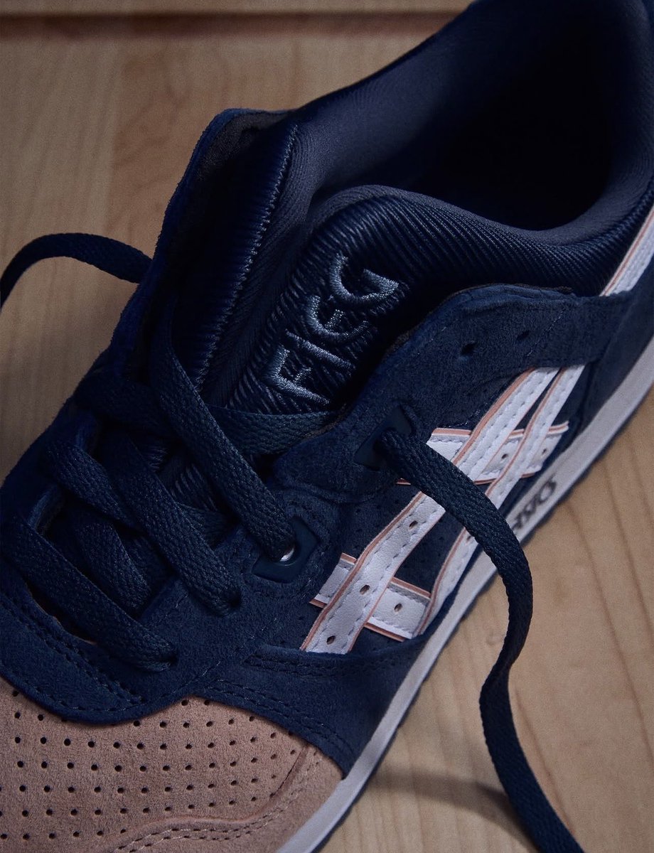 crazedwebguy's tweet photo. 🚨 SH&M DROP INFO
The “Salmon Toe” returns! Ronnie Fieg x ASICS celebrates Kith’s 15th anniversary on the GEL-LYTE III Remastered. 🔥
🗓️ 9/28
⏰ 11AM ET online
📍 Kith stores, https://t.co/clerQYKP2K & app
COP or DROP? 👇
#Kith #ASICS #SalmonToe #RonnieFieg #SHM https://t.co/S0FzauJhij