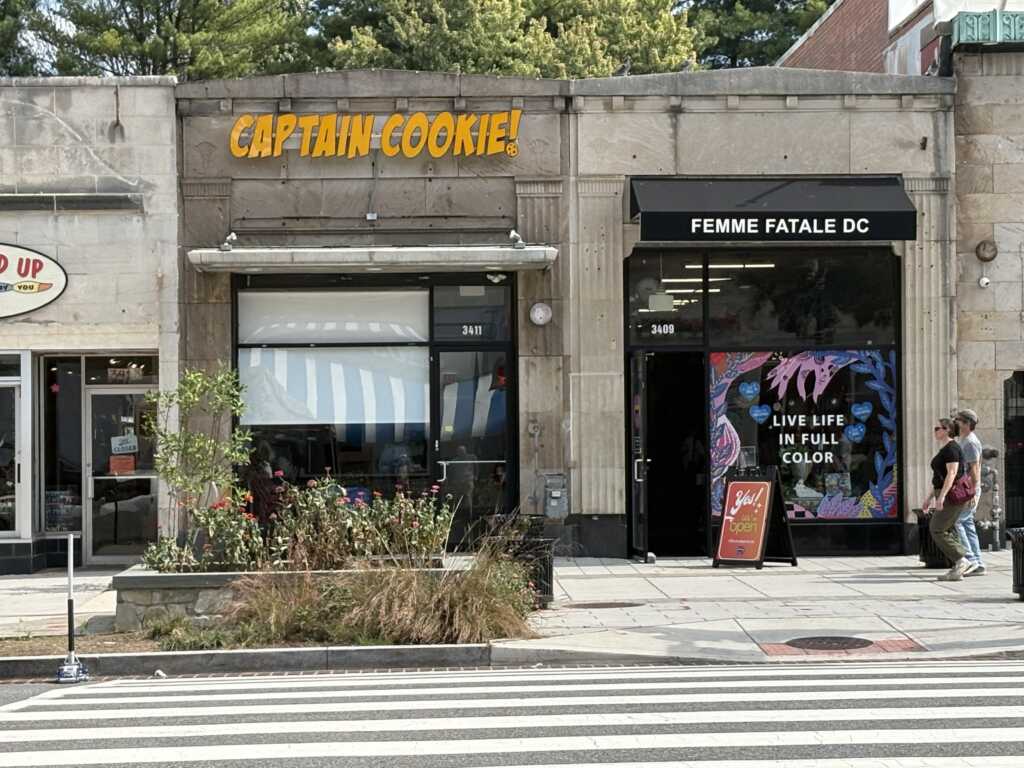 PoPville's tweet photo. BREAKING Bagel AND Donut News for Cleveland Park!! - Back to Glorious and a GOOD MORNING: https://t.co/gr7LbCZO6U https://t.co/jkCtvM7c68