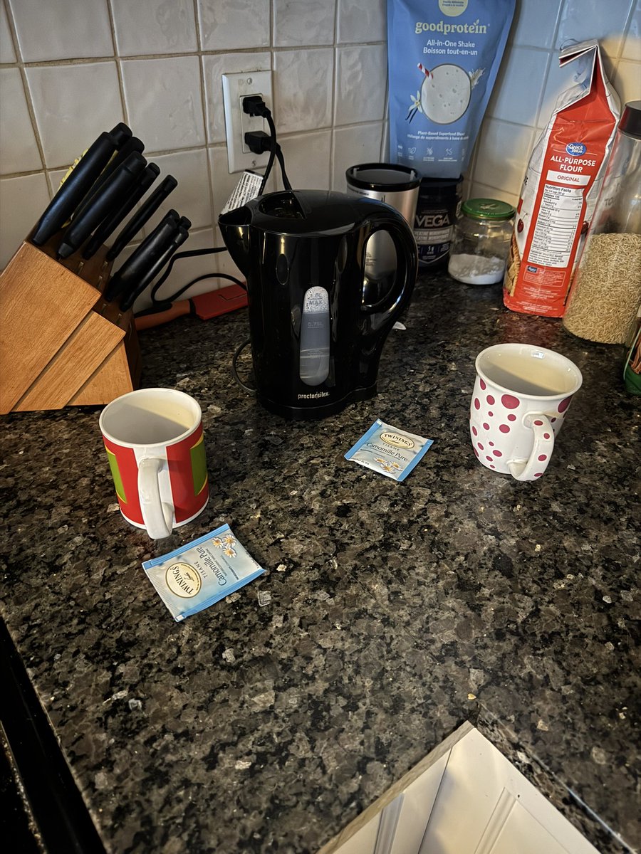 DijahSB's tweet photo. roomate has adhd out the ass so i walk into the kitchen to shit like this https://t.co/5IMKrXv6hA