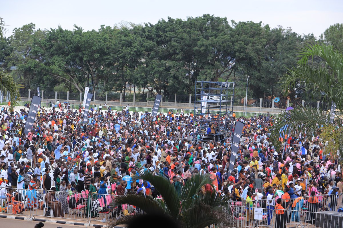 BujjingoPastor1's tweet photo. HAPPENING NOW: KOLOLO INDEPENDENCE GROUNDS
#IndependenceNightNOW https://t.co/YRp4o40Us6