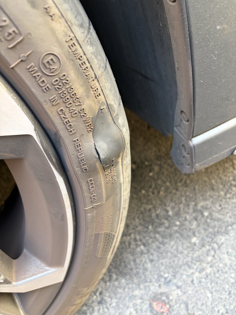 Mecaclaro's tweet photo. 📸 Esto es lo que le queda a un neumático después de comerse un bache así. Se ve claramente la hernia y el corte en el lateral: con esto, la rueda puede reventar en cualquier momento. Cero reparación posible, toca cambiarla sí o sí.

Y la pregunta que todos os hacéis: ¿quién paga esto?