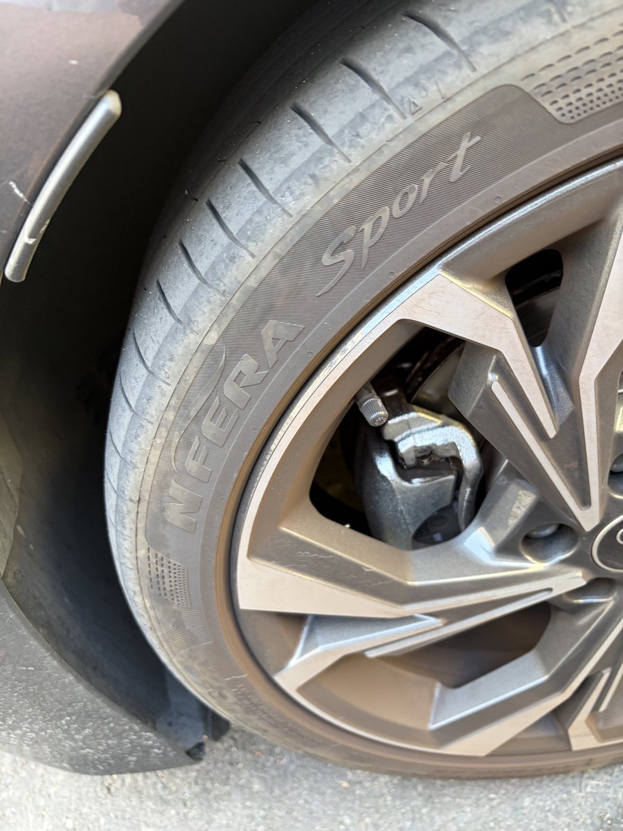 Mecaclaro's tweet photo. 📸 Esto es lo que le queda a un neumático después de comerse un bache así. Se ve claramente la hernia y el corte en el lateral: con esto, la rueda puede reventar en cualquier momento. Cero reparación posible, toca cambiarla sí o sí.

Y la pregunta que todos os hacéis: ¿quién paga esto?