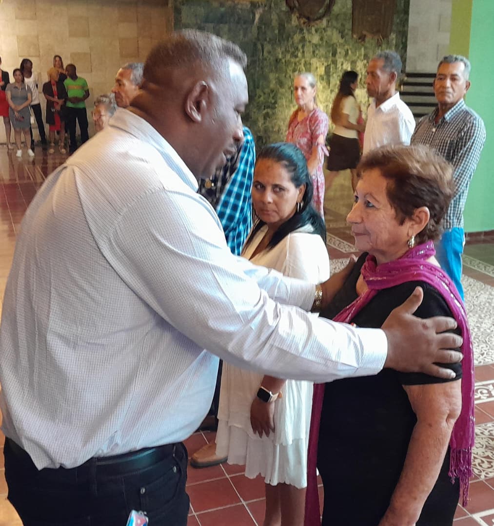 GobCamaguey's tweet photo. Los cederistas camagüeyanos ratificaron este jueves el compromiso de continuar fortaleciendo su organización, en el acto provincial por el aniversario 66 de la fundación de los Comités de Defensa de la Revolución.
#66AñosCDR #Camagüey
Más información: https://t.co/kUVWfjR23j https://t.co/wGFHrEbDpo