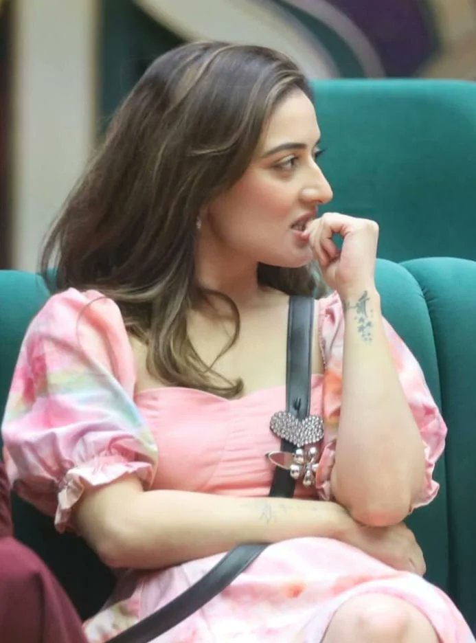 Bhaveshlivelife's tweet photo. Uditi is such a cutie yaar 😭

Rhiti threw so many insults at her and Uditi was still standing there like:

“Main iski photo gira du?” 😭
“Bed pe paani daal du?” 😭
Girl was genuinely brainstorming ways to insult her back and STILL couldn’t match that energy. 😭💀

She looked more confused about HOW to be mean than actually angry.

Some people really aren't built for unnecessary nastiness, and honestly, that made the whole moment even funnier and more adorable. 😭

UDITI, PLEASE NEVER CHANGE. 😂❤️

#BiggBoss20 #BB20 #Uditi #RhitiTiwari