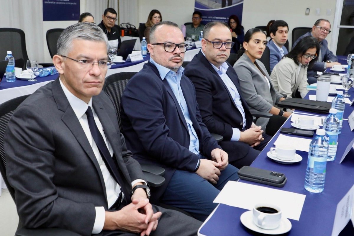 VozStisss's tweet photo. La modernización de los tiempos de trabajo debe ser una oportunidad para corregir prácticas que durante años han afectado a trabajadores, como jornadas extendidas de manera irregular, incumplimiento de horas extraordinarias y otras vulneraciones. Modernizar no significa legalizar abusos, sino establecer reglas claras, fiscalización efectiva y garantías para todas las partes.

Valoramos que bajo la conducción del Ministro de Trabajo @RolandoCastroSv se escuchen las propuestas de trabajadores, empleadores, empresas, academia, organizaciones sociales y otros sectores. Una reforma laboral responsable debe construirse mediante diálogo y tomando en cuenta las distintas realidades del mundo del trabajo.