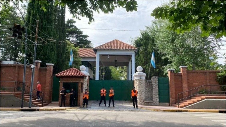 EnfoqueSindical's tweet photo. 🟢  ATE Capital logró la reincorporación de los 12 trabajadores despedidos de la Quinta Presidencial de Olivos

#EnfoqueSindical #organización #LuchaColectiva #cesantías
@DanielCatalano_ @ATECapitalOk @aguspanissa

👇🏾 https://t.co/66WCkG2EzT https://t.co/ardPOV9RJ7