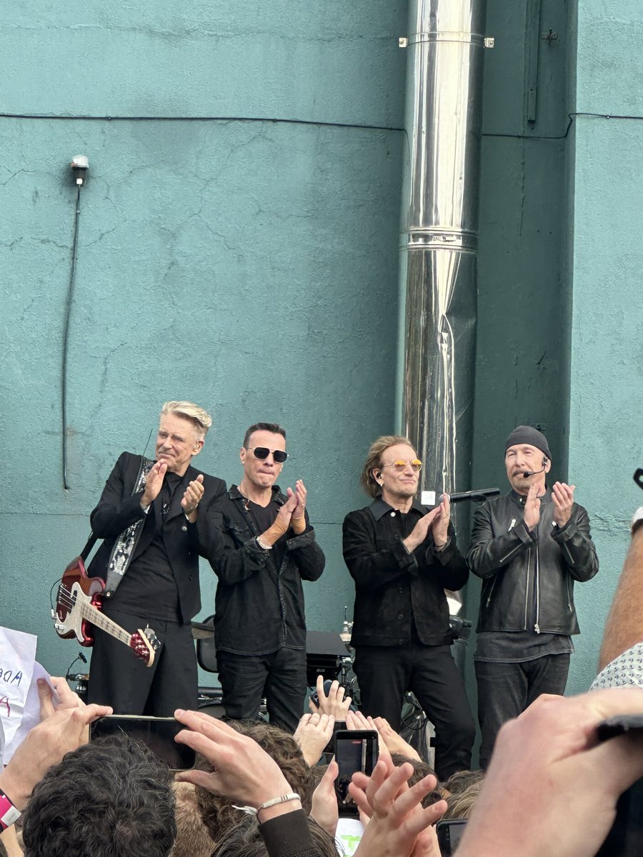 aaakkmm's tweet photo. 今日9月25日はU2結成50周年。それを記念してラリーが掲示板に「ドラマー、バンド結成のためメンバー求む」と貼った、その学校でなんとライブ！ダブリンに来て観ました。学生たち900人が観客✨@U2 https://t.co/JlZDZcmlUA