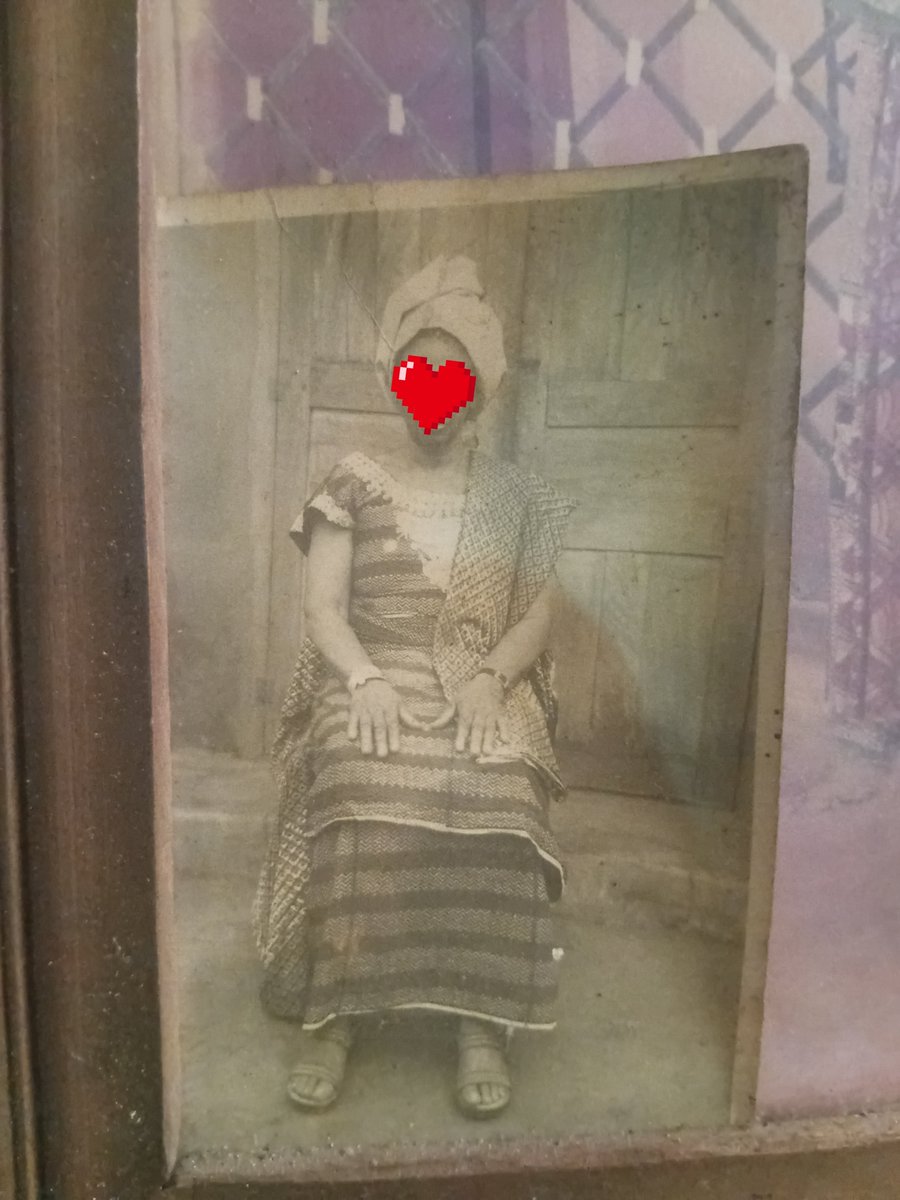 Keceykecey's tweet photo. Three generations of women in my family, wearing Ichafu. 🤍

My great-grandmother, my grandmother and my mother. 🤍

Ọ bụ omenala anyị. Ọ bụ onye anyị bụ.
Ichafu abụghị "chiffon" Ọ bụ akwa a na-achịkọta, na-apịaji, na-ahazi n’isi.

Ndị Igbo, Ka anyị hụ nke unu. https://t.co/aUGUVpyzsX