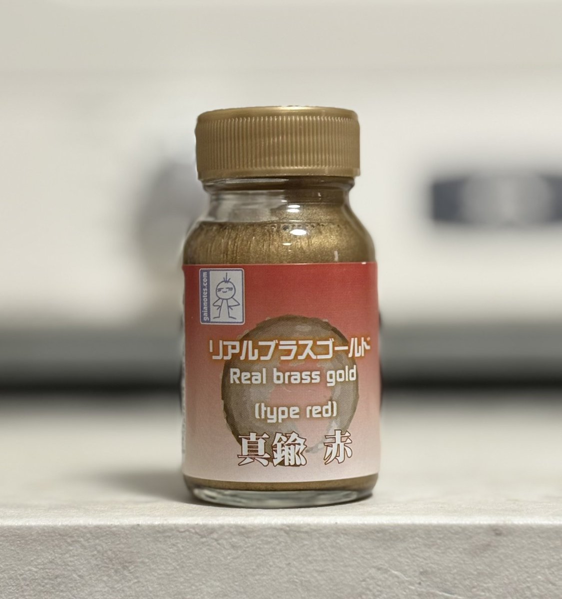 helnia_com's tweet photo. どんな金を使ったのかとお声がありましたのでご紹介
ガイアカラーから発売されているリアルブラスゴールド赤金を使用しております
特徴は100%真鍮粉
意図的に青サビを発生させることも可能！
ただし封開けて長期保管するともちろん錆びます🙄
少し高いですが一本あればフェネクス塗るには十分です https://t.co/McUekONqqP
