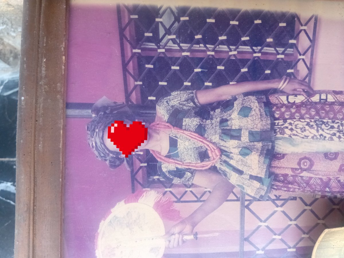 Keceykecey's tweet photo. Three generations of women in my family, wearing Ichafu. 🤍

My great-grandmother, my grandmother and my mother. 🤍

Ọ bụ omenala anyị. Ọ bụ onye anyị bụ.
Ichafu abụghị "chiffon" Ọ bụ akwa a na-achịkọta, na-apịaji, na-ahazi n’isi.

Ndị Igbo, Ka anyị hụ nke unu. https://t.co/aUGUVpyzsX