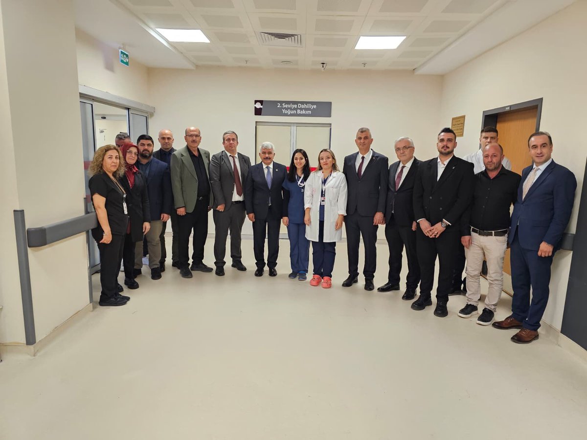 ProfDrHulagu's tweet photo. 📍 Gölcük

Gölcük Belediye Başkanımız Av. Ali Yıldırım Sezer, İl Sağlık Müdürümüz Op. Dr. Yüksel Pehlevan, AK Parti Gölcük İlçe Başkanımız Kemal Yavuz ve Gölcük İlçe Sağlık Müdürümüz Dr. Mustafa Serkan Şenel ile birlikte Gölcük Necati Çelik Devlet Hastanemizi ziyaret ettik.

Eylül ayında hizmete açılan 12 yataklı 2. düzey Dahiliye Yoğun Bakım Ünitemizde incelemelerde bulunarak Başhekimimiz Op. Dr. Aziz Çardak ve hastane yönetimimizden bilgi aldık. Bu ilaveyle hastanemizin toplam yoğun bakım yatak kapasitesi 51’e yükseldi.

Tedavi gören hastalarımıza geçmiş olsun dileklerimizi ilettik; sağlık çalışanlarımızla bir araya geldik.

Hemşehrilerimizin sağlığı için gece gündüz görev yapan tüm sağlık çalışanlarımıza teşekkür ediyor, Gölcük Necati Çelik Devlet Hastanemize kazandırılan ünitemizin hayırlı olmasını diliyorum. 🇹🇷