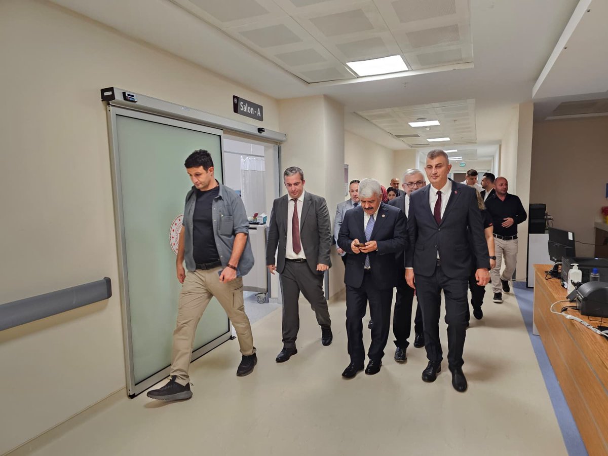 ProfDrHulagu's tweet photo. 📍 Gölcük

Gölcük Belediye Başkanımız Av. Ali Yıldırım Sezer, İl Sağlık Müdürümüz Op. Dr. Yüksel Pehlevan, AK Parti Gölcük İlçe Başkanımız Kemal Yavuz ve Gölcük İlçe Sağlık Müdürümüz Dr. Mustafa Serkan Şenel ile birlikte Gölcük Necati Çelik Devlet Hastanemizi ziyaret ettik.

Eylül ayında hizmete açılan 12 yataklı 2. düzey Dahiliye Yoğun Bakım Ünitemizde incelemelerde bulunarak Başhekimimiz Op. Dr. Aziz Çardak ve hastane yönetimimizden bilgi aldık. Bu ilaveyle hastanemizin toplam yoğun bakım yatak kapasitesi 51’e yükseldi.

Tedavi gören hastalarımıza geçmiş olsun dileklerimizi ilettik; sağlık çalışanlarımızla bir araya geldik.

Hemşehrilerimizin sağlığı için gece gündüz görev yapan tüm sağlık çalışanlarımıza teşekkür ediyor, Gölcük Necati Çelik Devlet Hastanemize kazandırılan ünitemizin hayırlı olmasını diliyorum. 🇹🇷