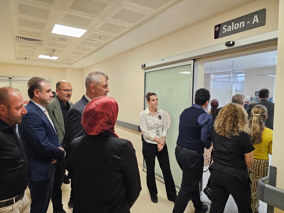 ProfDrHulagu's tweet photo. 📍 Gölcük

Gölcük Belediye Başkanımız Av. Ali Yıldırım Sezer, İl Sağlık Müdürümüz Op. Dr. Yüksel Pehlevan, AK Parti Gölcük İlçe Başkanımız Kemal Yavuz ve Gölcük İlçe Sağlık Müdürümüz Dr. Mustafa Serkan Şenel ile birlikte Gölcük Necati Çelik Devlet Hastanemizi ziyaret ettik.

Eylül ayında hizmete açılan 12 yataklı 2. düzey Dahiliye Yoğun Bakım Ünitemizde incelemelerde bulunarak Başhekimimiz Op. Dr. Aziz Çardak ve hastane yönetimimizden bilgi aldık. Bu ilaveyle hastanemizin toplam yoğun bakım yatak kapasitesi 51’e yükseldi.

Tedavi gören hastalarımıza geçmiş olsun dileklerimizi ilettik; sağlık çalışanlarımızla bir araya geldik.

Hemşehrilerimizin sağlığı için gece gündüz görev yapan tüm sağlık çalışanlarımıza teşekkür ediyor, Gölcük Necati Çelik Devlet Hastanemize kazandırılan ünitemizin hayırlı olmasını diliyorum. 🇹🇷