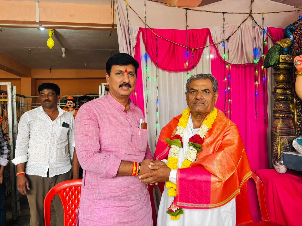 harshaguttedar7's tweet photo. ಇಂದು ಆಳಂದ ತಾಲ್ಲೂಕಿನ ಯಳಸಂಗಿ ಗ್ರಾಮದಲ್ಲಿ ಪ್ರತಿಷ್ಠಾಪಿಸಲಾಗಿರುವ ಶ್ರೀ ಗಣಪತಿ ಮೂರ್ತಿ ದರ್ಶನ ಪಡೆದು, ವಿಶೇಷ ಪೂಜೆ ಸಲ್ಲಿಸಿ, ಗ್ರಾಮಸ್ಥರೊಂದಿಗೆ ಕೆಲಕಾಲ ಆತ್ಮೀಯವಾಗಿ ಕಳೆದೆ.

ವಿಘ್ನ ವಿನಾಶಕ ಶ್ರೀ ಗಣೇಶನು ಎಲ್ಲರಿಗೂ ಸುಖ, ಶಾಂತಿ, ಸಮೃದ್ಧಿ ಹಾಗೂ ಆರೋಗ್ಯ ಕರುಣಿಸಲಿ ಎಂದು ಪ್ರಾರ್ಥಿಸಿದೆ.

#Aland https://t.co/LgPCz69aq4