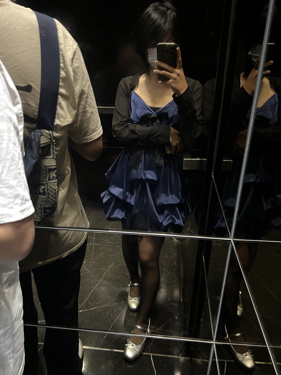 hentaiwuhuarou's tweet photo. 悄悄告诉你，今天是我第一次女装上街！
特意穿了你最爱的黑丝
过节的小心思全部藏在裙下
有点害羞，但一想到要见你就很开心🥳 https://t.co/AQSK1zamr1