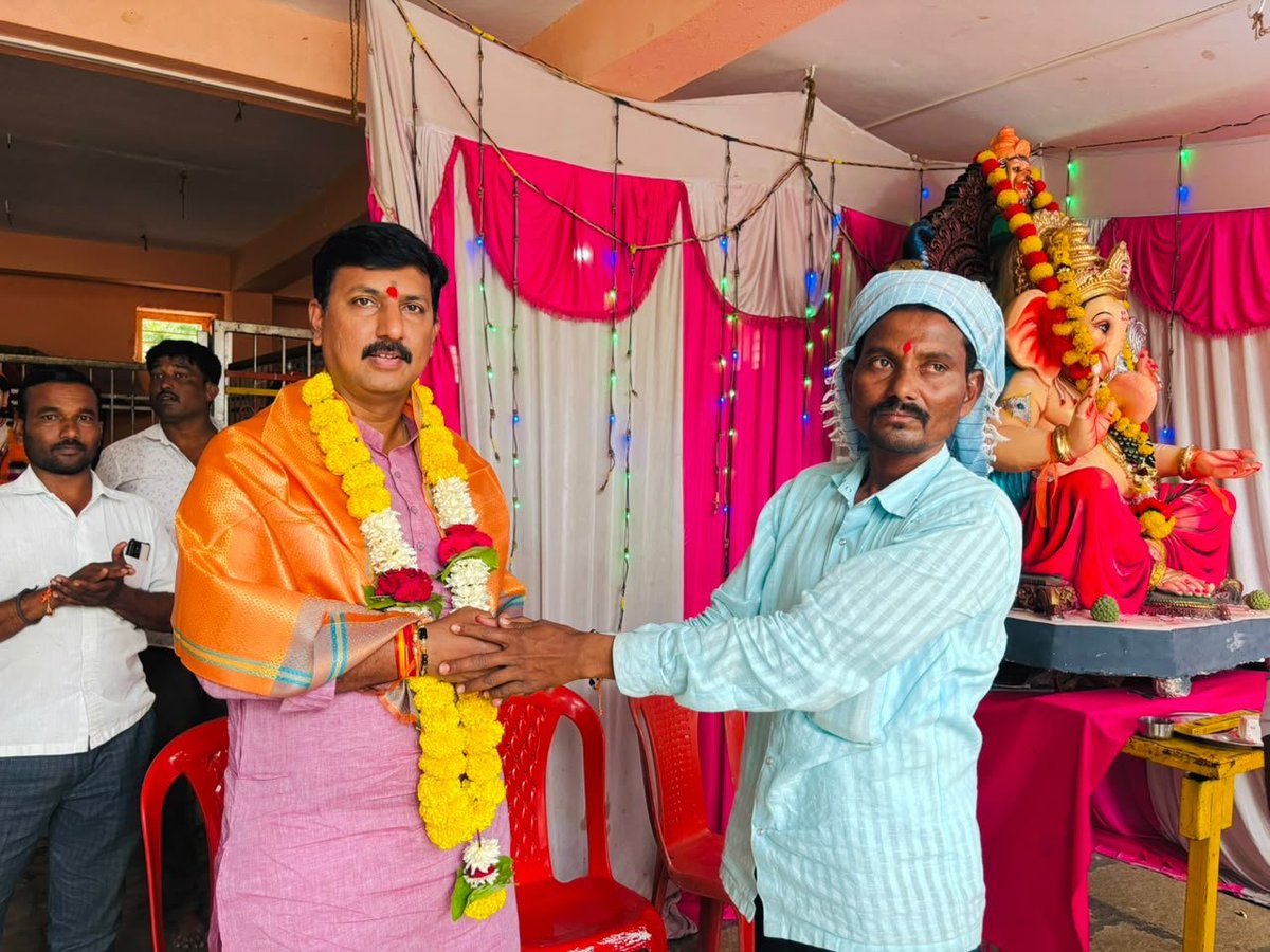 harshaguttedar7's tweet photo. ಇಂದು ಆಳಂದ ತಾಲ್ಲೂಕಿನ ಯಳಸಂಗಿ ಗ್ರಾಮದಲ್ಲಿ ಪ್ರತಿಷ್ಠಾಪಿಸಲಾಗಿರುವ ಶ್ರೀ ಗಣಪತಿ ಮೂರ್ತಿ ದರ್ಶನ ಪಡೆದು, ವಿಶೇಷ ಪೂಜೆ ಸಲ್ಲಿಸಿ, ಗ್ರಾಮಸ್ಥರೊಂದಿಗೆ ಕೆಲಕಾಲ ಆತ್ಮೀಯವಾಗಿ ಕಳೆದೆ.

ವಿಘ್ನ ವಿನಾಶಕ ಶ್ರೀ ಗಣೇಶನು ಎಲ್ಲರಿಗೂ ಸುಖ, ಶಾಂತಿ, ಸಮೃದ್ಧಿ ಹಾಗೂ ಆರೋಗ್ಯ ಕರುಣಿಸಲಿ ಎಂದು ಪ್ರಾರ್ಥಿಸಿದೆ.

#Aland https://t.co/LgPCz69aq4