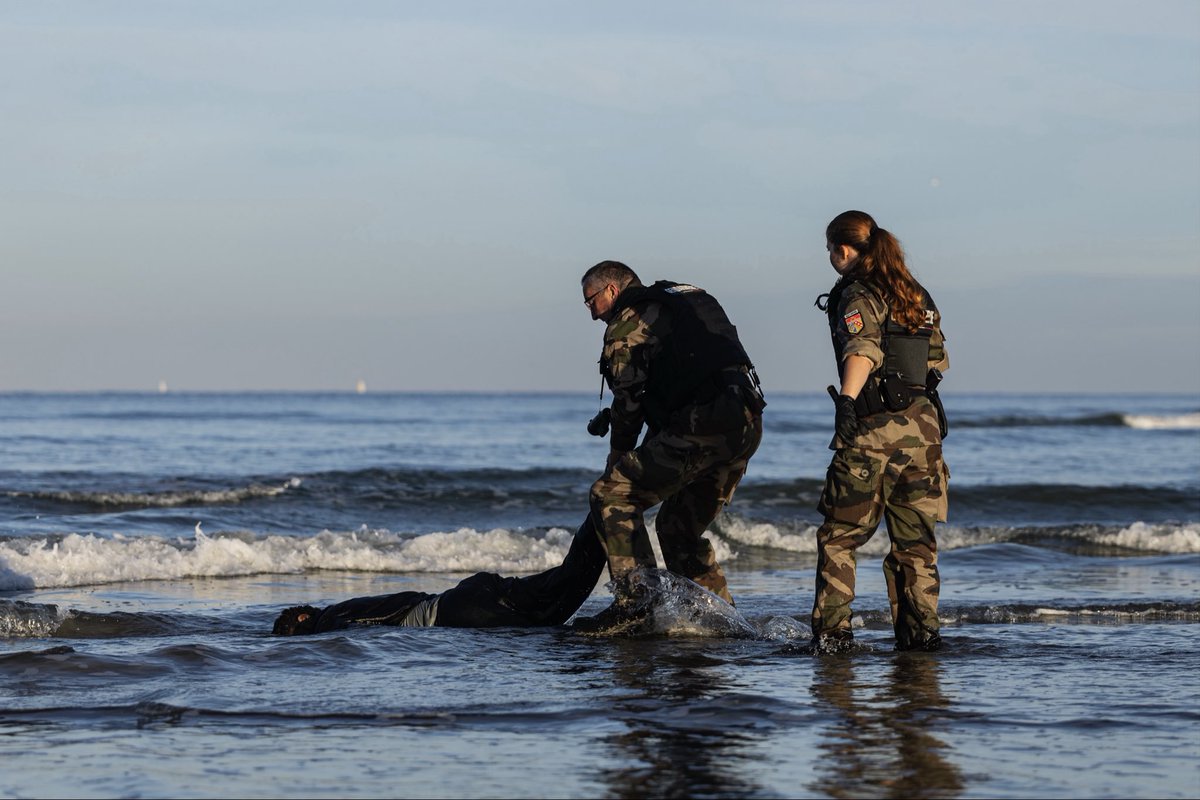 ManonAubryFr's tweet photo. Ce corps sans vie a été retrouvé sur une plage du Pas-de-Calais, dans le nord de la France, après une tentative de traversée de la Manche.

Il avait une vingtaine d’années. Son nom reste inconnu.

Déjà 17 personnes sont mortes cette année en tentant de traverser la Manche, dans l’indifférence la plus totale.

Ces drames ne sont pas une fatalité, ils sont la conséquence de politiques migratoires qui, en France, au Royaume-Uni et au niveau européen avec Frontex, contraignent des personnes sur des routes toujours plus dangereuses où elles risquent leur vie pour chercher refuge.

Il est temps d’en finir avec l’inhumanité de ces politiques migratoires. Il faut créer des voies de circulation sûres et accueillir dignement celles et ceux qui en ont besoin.