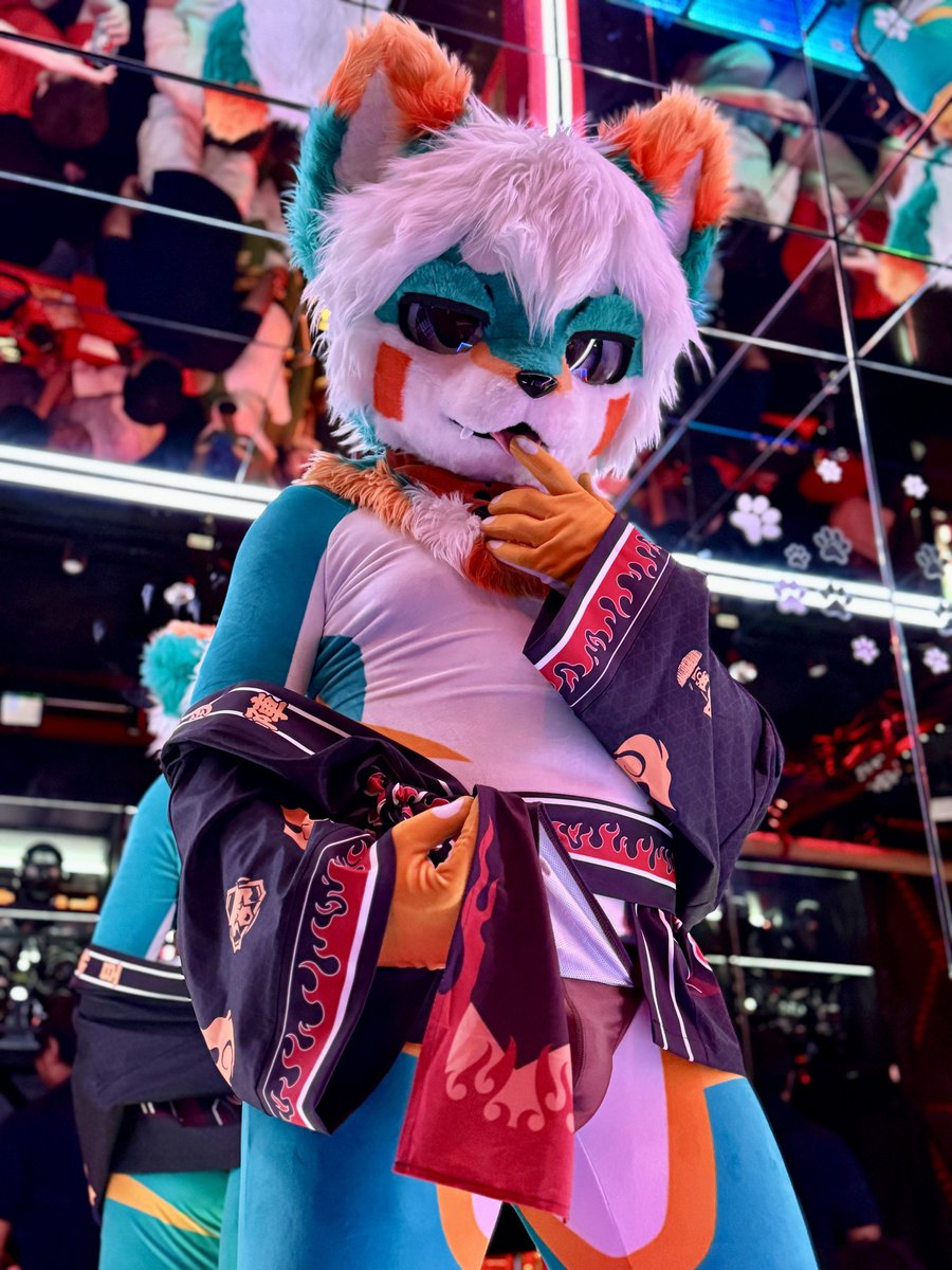 BothFelixfox's tweet photo. Shirt or Shirtless?
๐ธ: @ponz_zu
๐: @500cafebangkok
#FursuitFriday #fundoshi #felixfox https://t.co/tykeLH8DoO