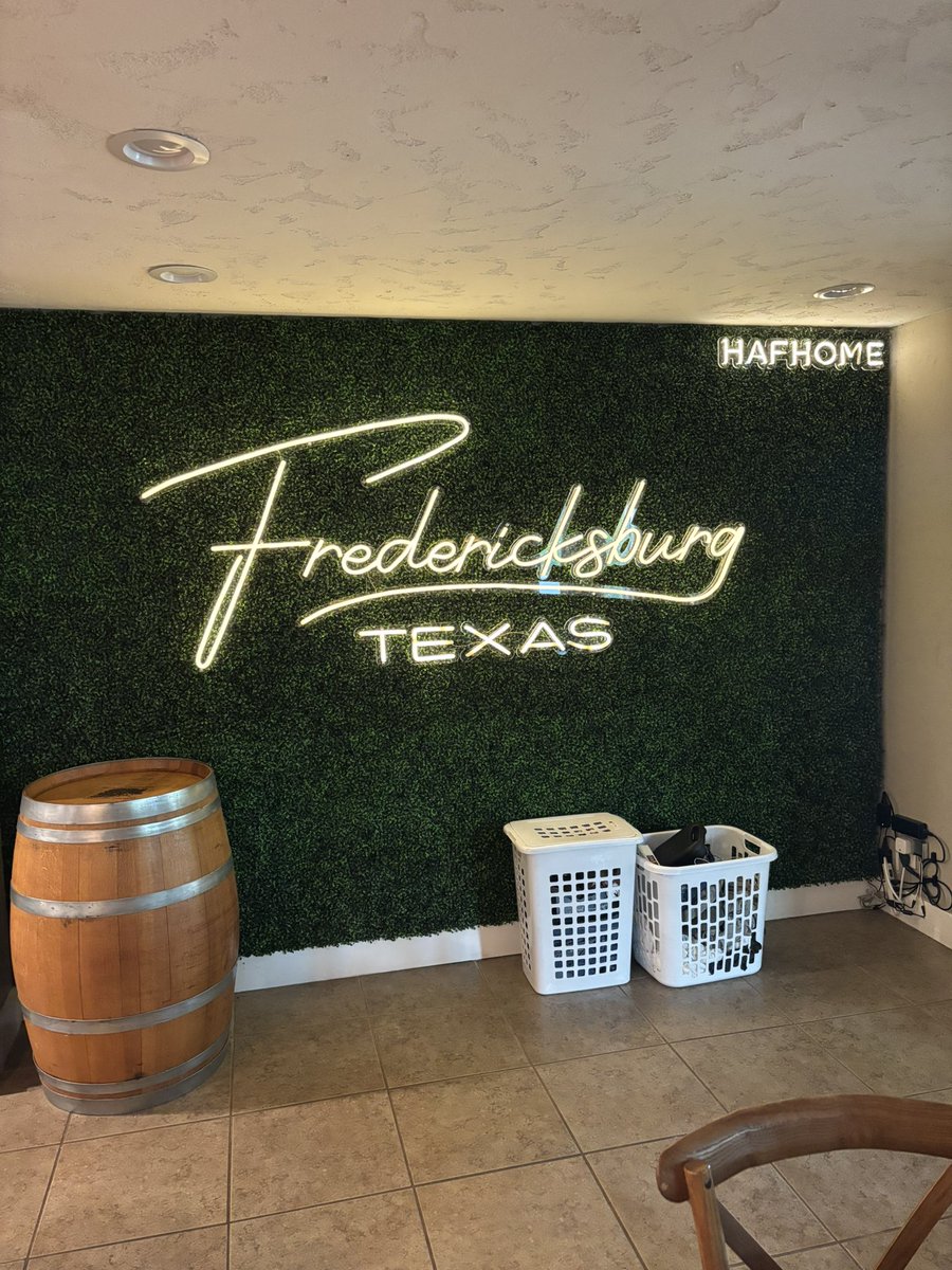 PlottsWilliam's tweet photo. I knew this place was a Chick Magnet Because I'm from Texas Cut me up I Bleed Texas. Wifey Didn't ? Her Bestie's hauled Wifey to Fredericksburg a Month ago? Guess where I'm at. Tap,Tap,Tap ,Swipe ,Swipe Swipe.... A lot of Stirring and Sipping ,I Cant say nothing she own's  half of everything I own and all the monkey is why I drove  8 hours....