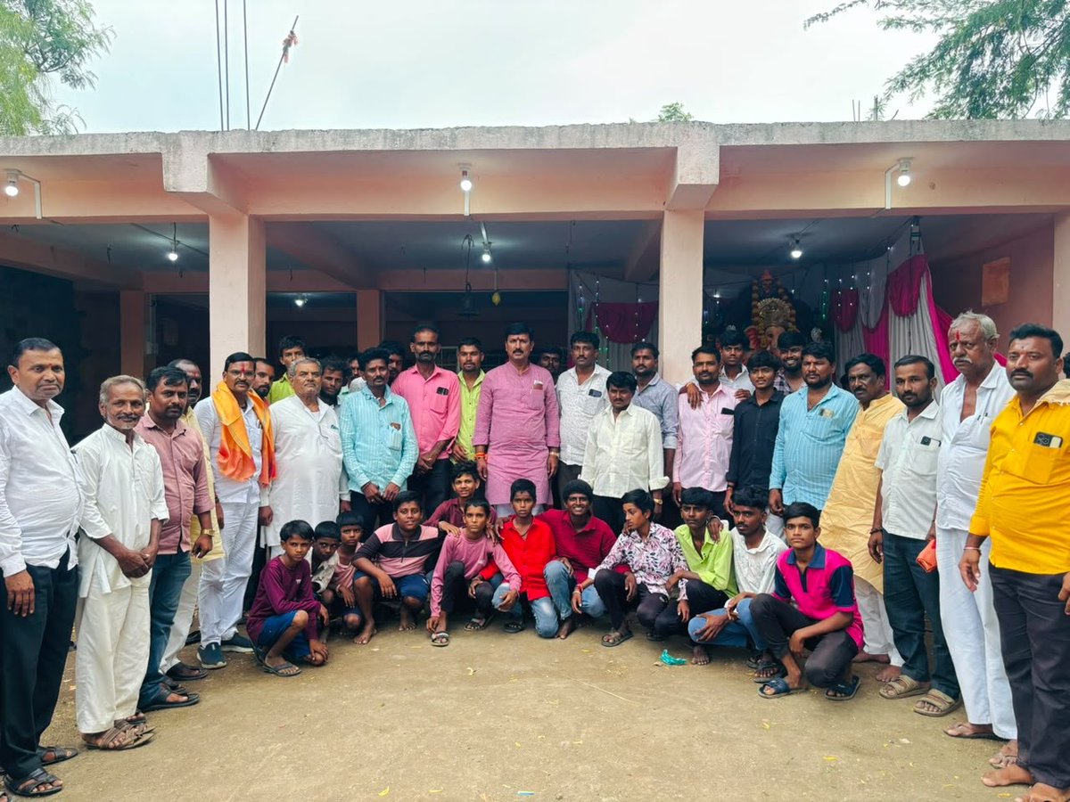 harshaguttedar7's tweet photo. ಇಂದು ಆಳಂದ ತಾಲ್ಲೂಕಿನ ಯಳಸಂಗಿ ಗ್ರಾಮದಲ್ಲಿ ಪ್ರತಿಷ್ಠಾಪಿಸಲಾಗಿರುವ ಶ್ರೀ ಗಣಪತಿ ಮೂರ್ತಿ ದರ್ಶನ ಪಡೆದು, ವಿಶೇಷ ಪೂಜೆ ಸಲ್ಲಿಸಿ, ಗ್ರಾಮಸ್ಥರೊಂದಿಗೆ ಕೆಲಕಾಲ ಆತ್ಮೀಯವಾಗಿ ಕಳೆದೆ.

ವಿಘ್ನ ವಿನಾಶಕ ಶ್ರೀ ಗಣೇಶನು ಎಲ್ಲರಿಗೂ ಸುಖ, ಶಾಂತಿ, ಸಮೃದ್ಧಿ ಹಾಗೂ ಆರೋಗ್ಯ ಕರುಣಿಸಲಿ ಎಂದು ಪ್ರಾರ್ಥಿಸಿದೆ.

#Aland https://t.co/LgPCz69aq4