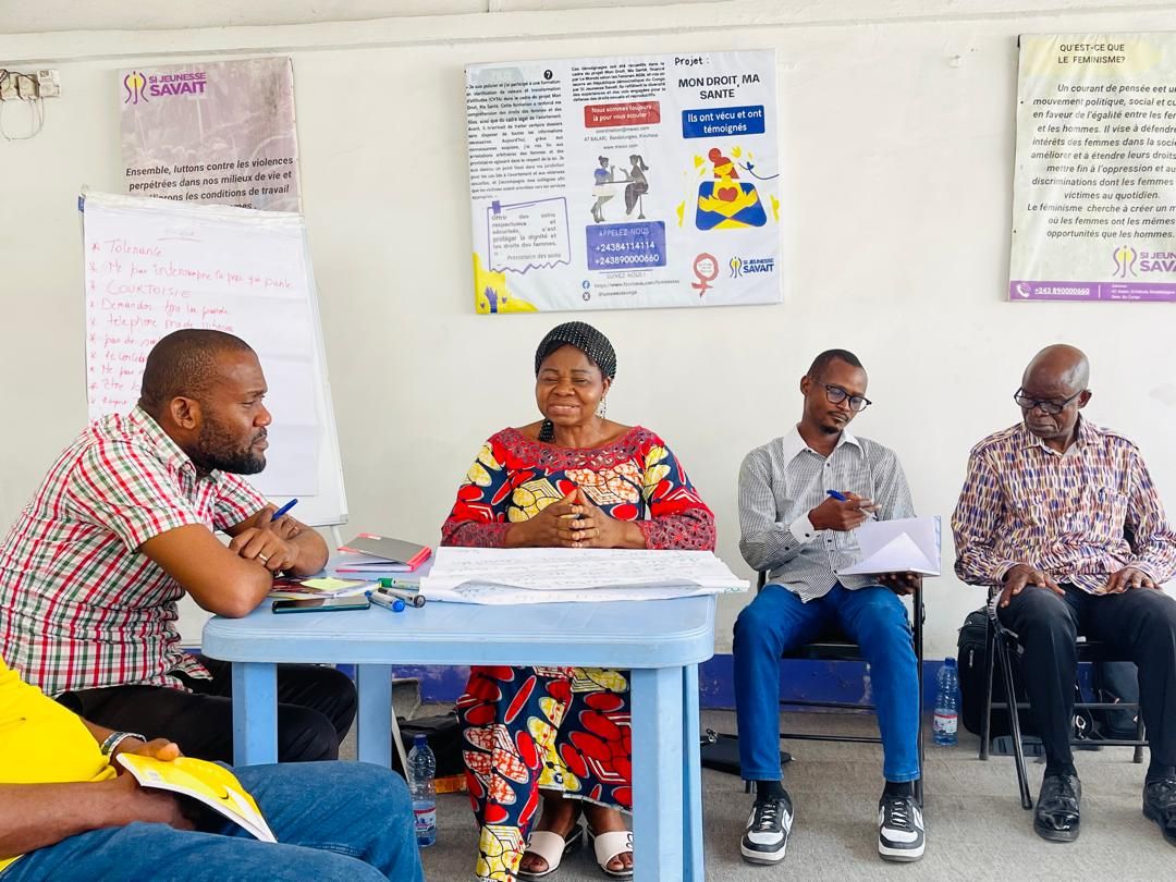 tunawezacongo's tweet photo. #Retourenimages #ProjetMasculinitépositive
Dans le cadre du projet Masculinité positive, financé par Ucoopia, un focus groupe d’usagers des services de soins a été organisé autour de l’amélioration des techniques de facilitation.
À travers différents exercices participatifs, notamment la boîte à cailloux, les travaux en petits groupes et une petite scénette, les participants ont pu expérimenter de nouvelles techniques de facilitation, partager leurs expériences et formuler des recommandations sur ce qu’ils pourront porter et dire au sein de leur communauté.
Ces exercices ont permis de créer un espace où chacune et chacun pouvait s’exprimer librement, écouter les autres, partager son point de vue et faire entendre sa voix. La divergence des points de vue n’est pas un problème : chaque voix compte et peut contribuer à faire avancer la réflexion.
#MasculinitéPositive #Ucoopia #SJS #Facilitation #Capitalisation #Participation #Santé