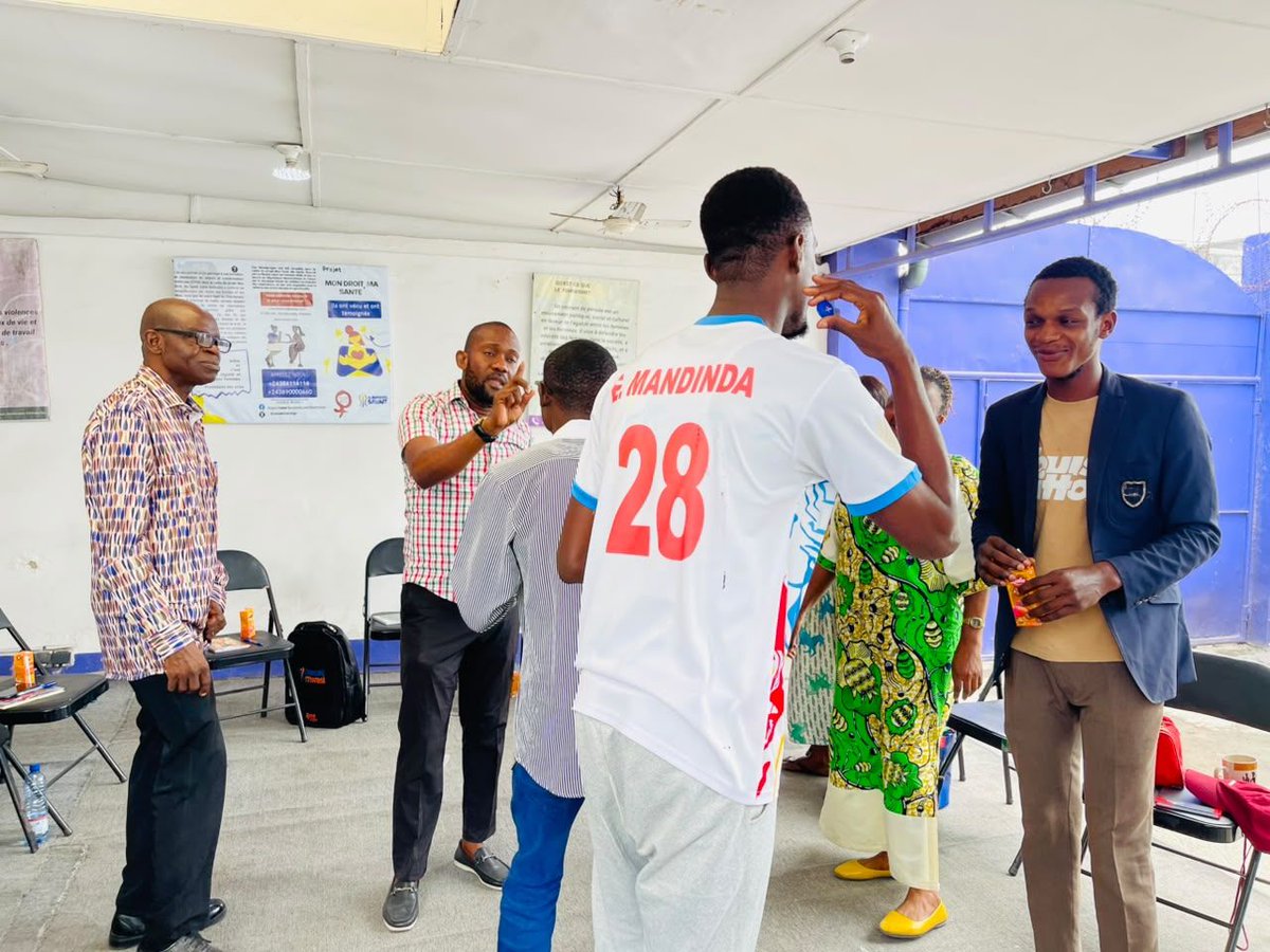 tunawezacongo's tweet photo. #Retourenimages #ProjetMasculinitépositive
Dans le cadre du projet Masculinité positive, financé par Ucoopia, un focus groupe d’usagers des services de soins a été organisé autour de l’amélioration des techniques de facilitation.
À travers différents exercices participatifs, notamment la boîte à cailloux, les travaux en petits groupes et une petite scénette, les participants ont pu expérimenter de nouvelles techniques de facilitation, partager leurs expériences et formuler des recommandations sur ce qu’ils pourront porter et dire au sein de leur communauté.
Ces exercices ont permis de créer un espace où chacune et chacun pouvait s’exprimer librement, écouter les autres, partager son point de vue et faire entendre sa voix. La divergence des points de vue n’est pas un problème : chaque voix compte et peut contribuer à faire avancer la réflexion.
#MasculinitéPositive #Ucoopia #SJS #Facilitation #Capitalisation #Participation #Santé