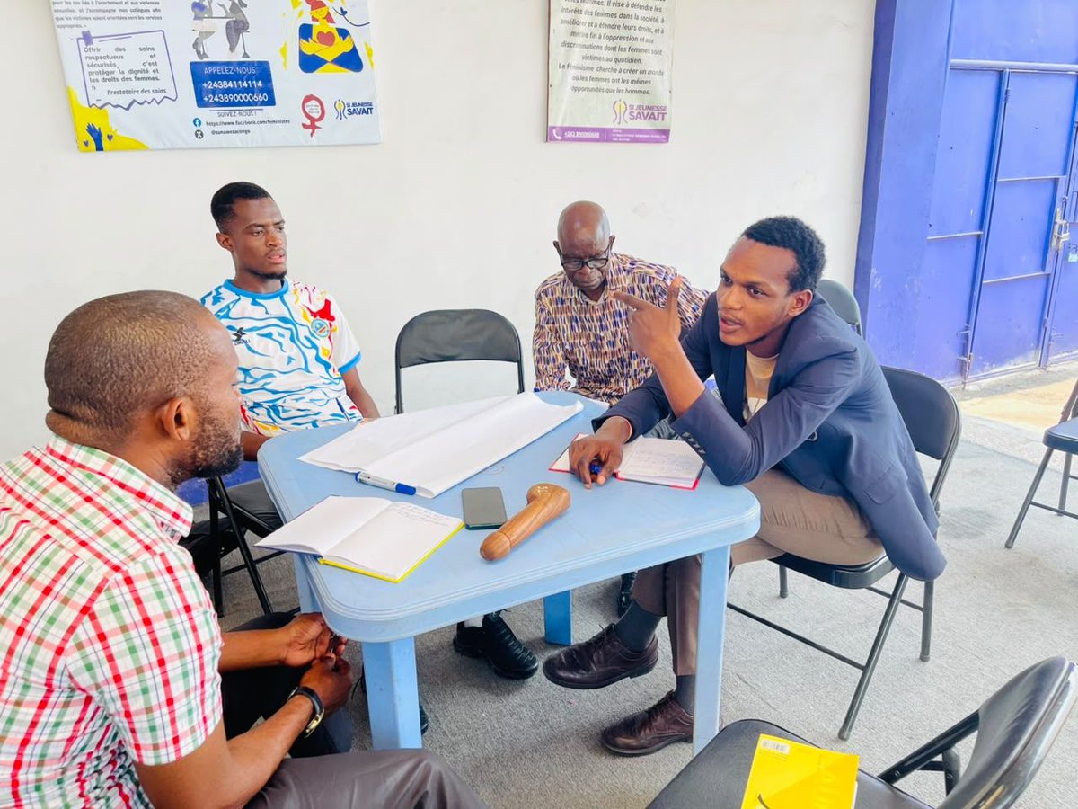 tunawezacongo's tweet photo. #Retourenimages #ProjetMasculinitépositive
Dans le cadre du projet Masculinité positive, financé par Ucoopia, un focus groupe d’usagers des services de soins a été organisé autour de l’amélioration des techniques de facilitation.
À travers différents exercices participatifs, notamment la boîte à cailloux, les travaux en petits groupes et une petite scénette, les participants ont pu expérimenter de nouvelles techniques de facilitation, partager leurs expériences et formuler des recommandations sur ce qu’ils pourront porter et dire au sein de leur communauté.
Ces exercices ont permis de créer un espace où chacune et chacun pouvait s’exprimer librement, écouter les autres, partager son point de vue et faire entendre sa voix. La divergence des points de vue n’est pas un problème : chaque voix compte et peut contribuer à faire avancer la réflexion.
#MasculinitéPositive #Ucoopia #SJS #Facilitation #Capitalisation #Participation #Santé