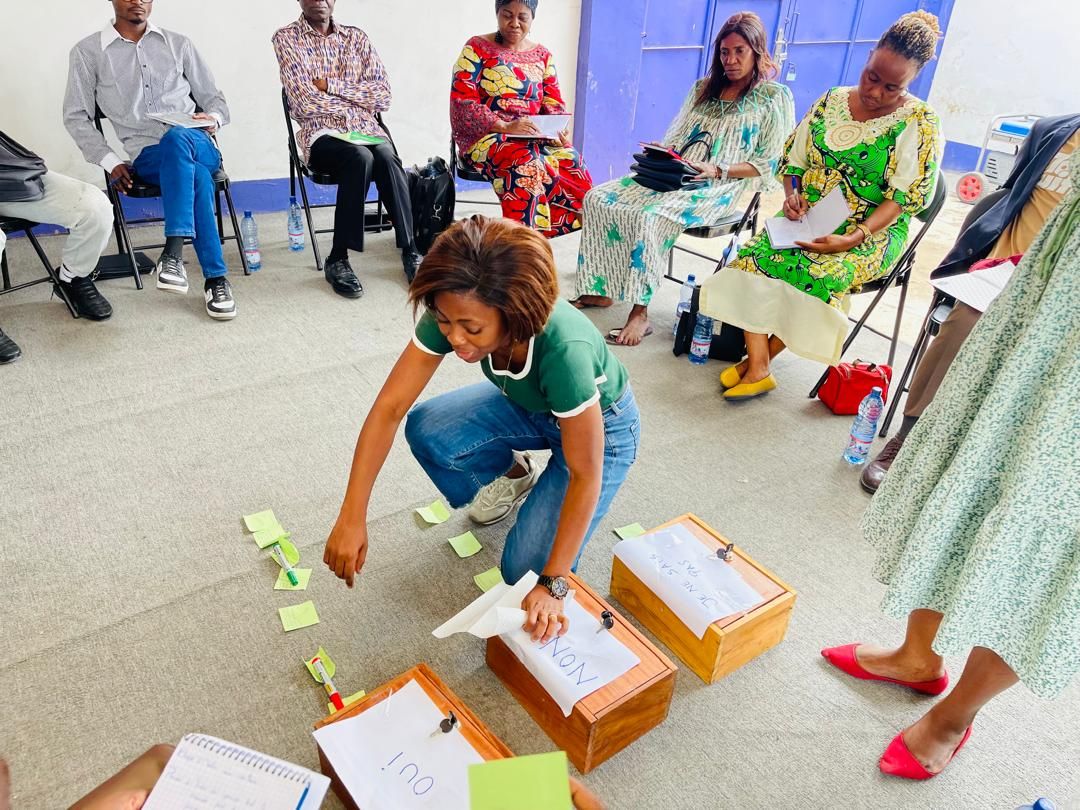 tunawezacongo's tweet photo. #Retourenimages #ProjetMasculinitépositive
Dans le cadre du projet Masculinité positive, financé par Ucoopia, un focus groupe d’usagers des services de soins a été organisé autour de l’amélioration des techniques de facilitation.
À travers différents exercices participatifs, notamment la boîte à cailloux, les travaux en petits groupes et une petite scénette, les participants ont pu expérimenter de nouvelles techniques de facilitation, partager leurs expériences et formuler des recommandations sur ce qu’ils pourront porter et dire au sein de leur communauté.
Ces exercices ont permis de créer un espace où chacune et chacun pouvait s’exprimer librement, écouter les autres, partager son point de vue et faire entendre sa voix. La divergence des points de vue n’est pas un problème : chaque voix compte et peut contribuer à faire avancer la réflexion.
#MasculinitéPositive #Ucoopia #SJS #Facilitation #Capitalisation #Participation #Santé