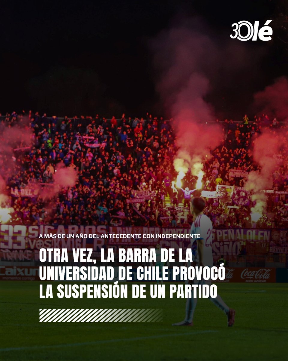 DiarioOle's tweet photo. 🚨🇨🇱 OTRA VEZ, LA BARRA DE UNIVERSIDAD DE CHILE PROVOCÓ LA SUSPENSIÓN DE UN PARTIDO

⚠️ La barra quedó involucrada en la suspensión del encuentro ante Everton, por la ida de los octavos de final de la Copa Chile. El partido fue detenido a los 82 minutos, cuando la U ganaba 1-0.

🚨 La secuencia comenzó cuando desde el sector de la hinchada de Everton fue lanzada una bengala que cayó cerca del córner y puso en riesgo a quienes se encontraban en esa zona

💥 La respuesta llegó desde la tribuna ocupada por los simpatizantes de la U, donde se encendieron bengalas y bombas de estruendo, se lanzaron fuegos artificiales y también se registraron proyectiles hacia sectores ocupados por público local

📅 En agosto de 2025, la visita de Universidad de Chile a Independiente, por la Sudamericana, también terminó suspendida por graves incidentes en las tribunas